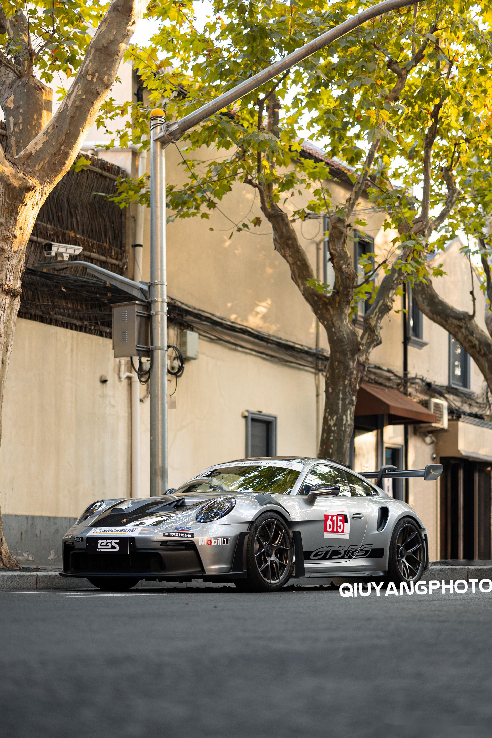 992 gt3rs 在秋日🍂上海的街头见到这代带着夸张尾翼的g_保时捷911