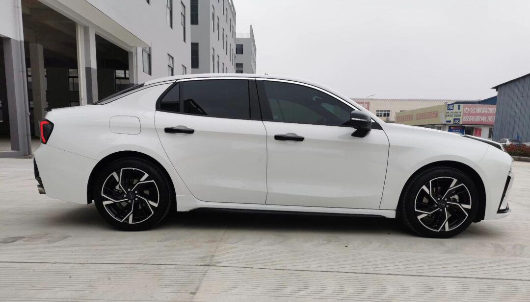 买车小半年自己感觉领克03白色好看 采用了白色的饰板及贯穿式的银色