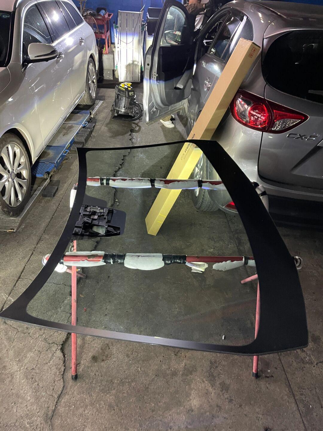 日本华人汽车维修之cx5更换前挡玻璃新品