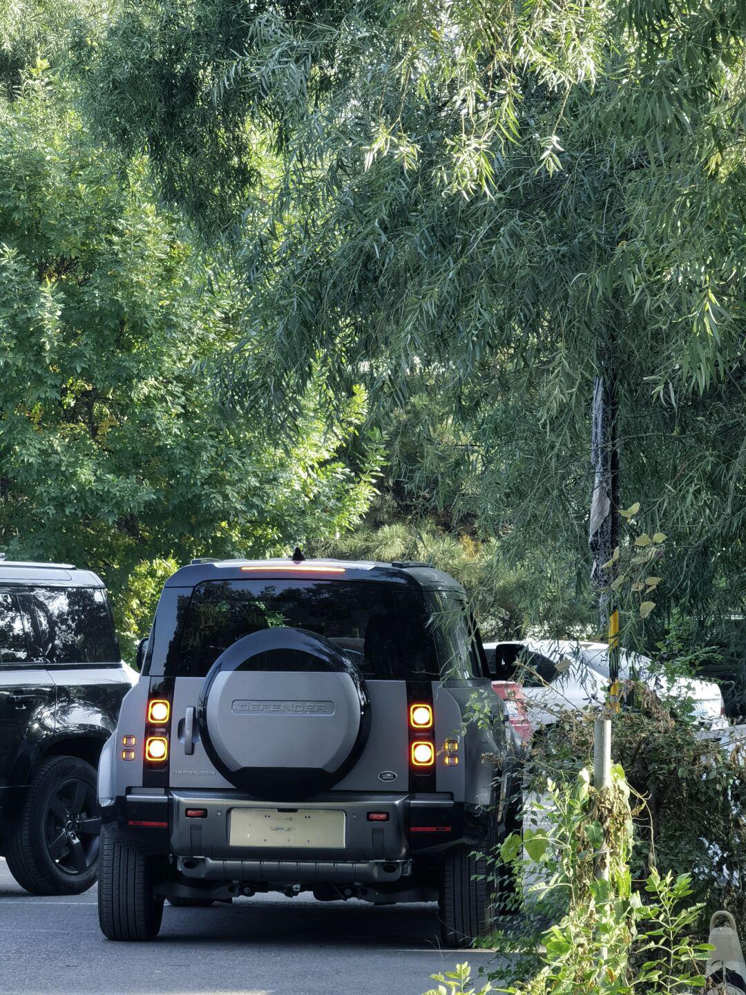 欣赏一下路虎卫士110的尾灯