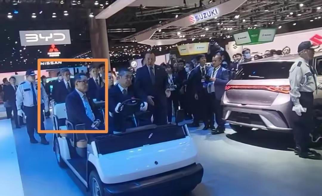 记住丰田汽车领头人丰田章男这个表情,这是他在25日东京车展看到