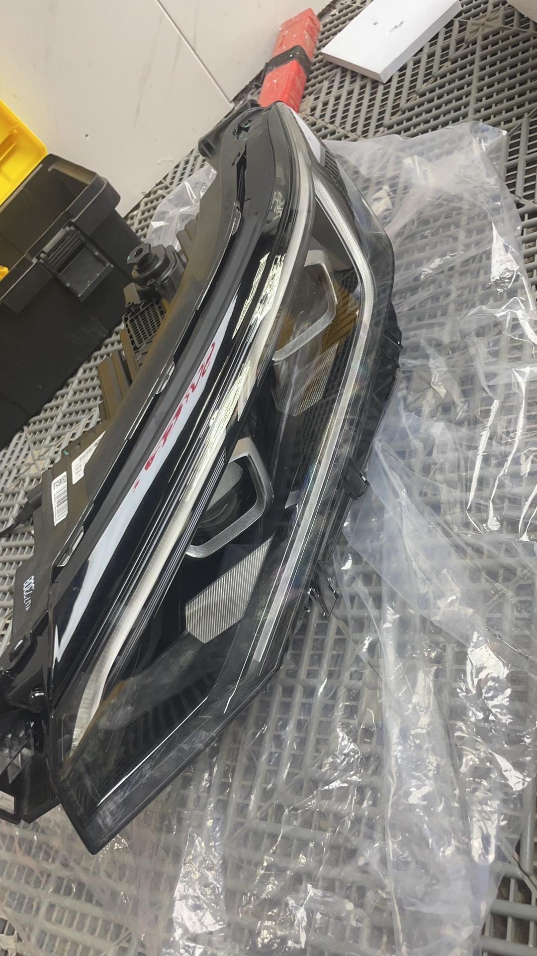 新款帕萨特矩阵大灯