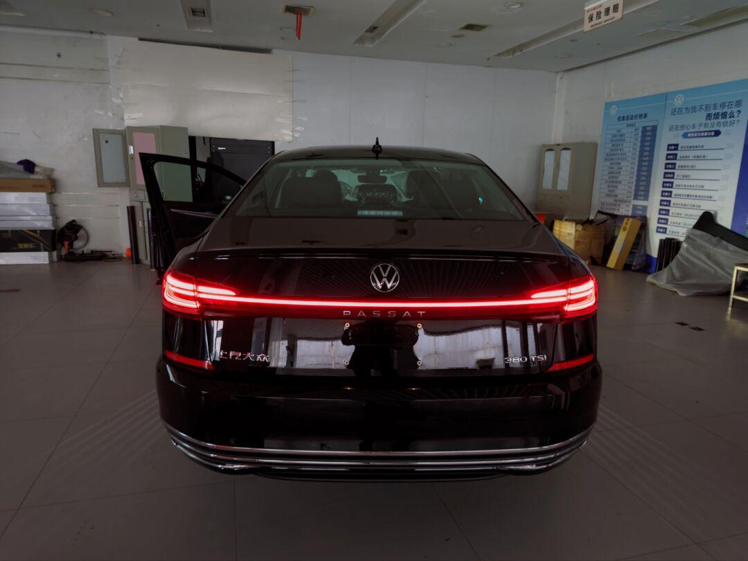 大众帕萨特2米长的后尾灯之高速看不见