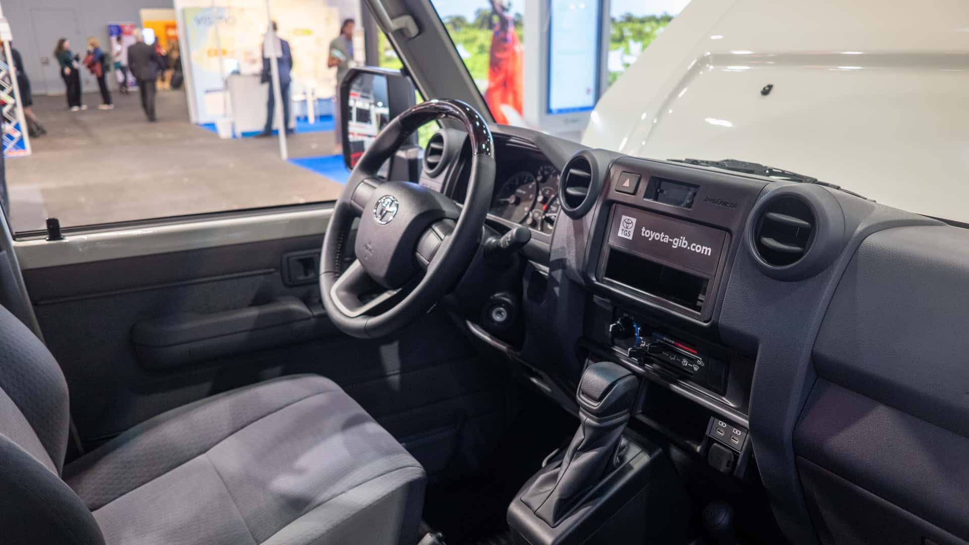 丰田陆巡gdj76直布罗陀版,专为联合国人道主义援助组织设计,搭载2.