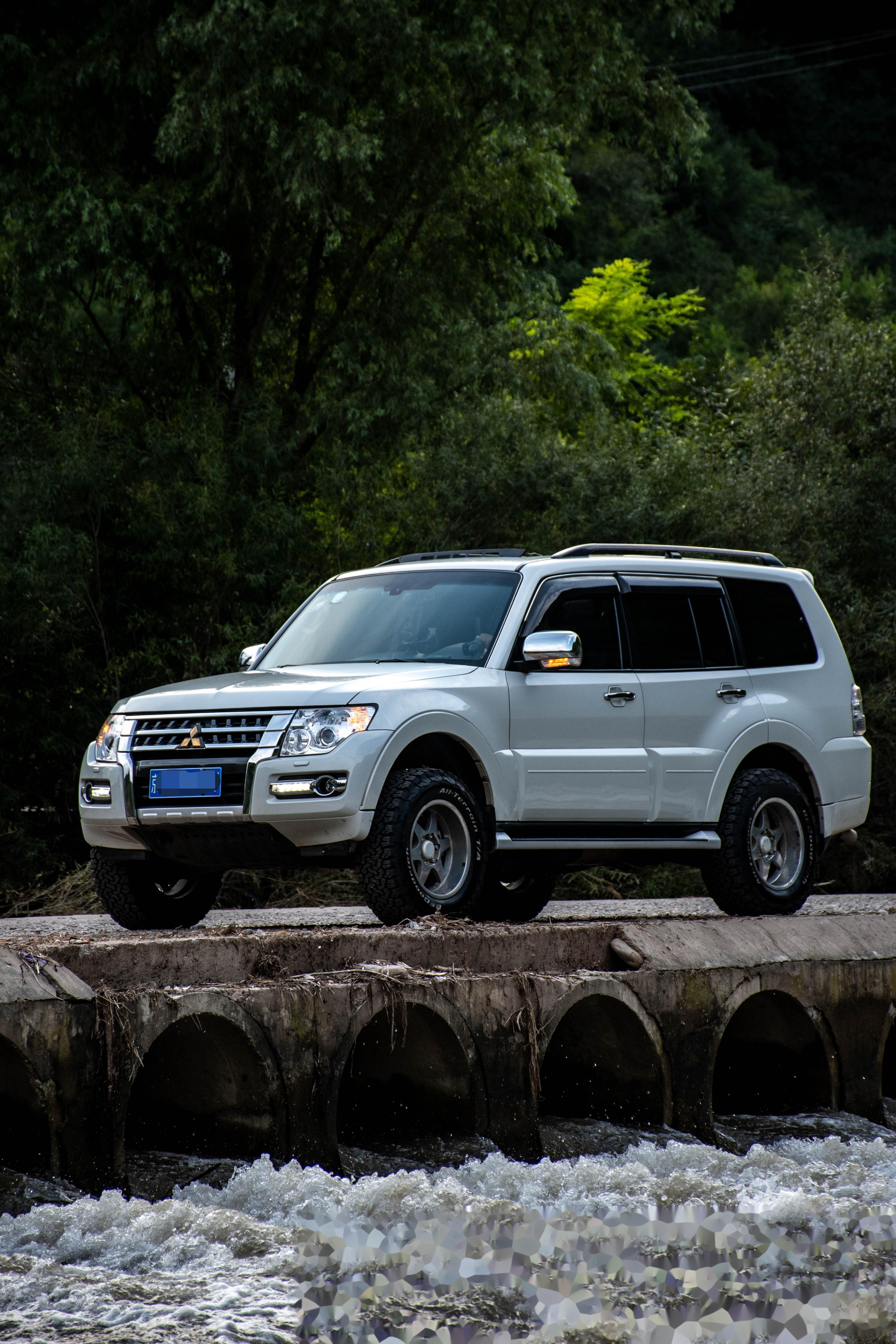 翻到一张2021年拍的老照片. 不禁感叹帕杰罗是真的帅啊.哪怕这v9x已