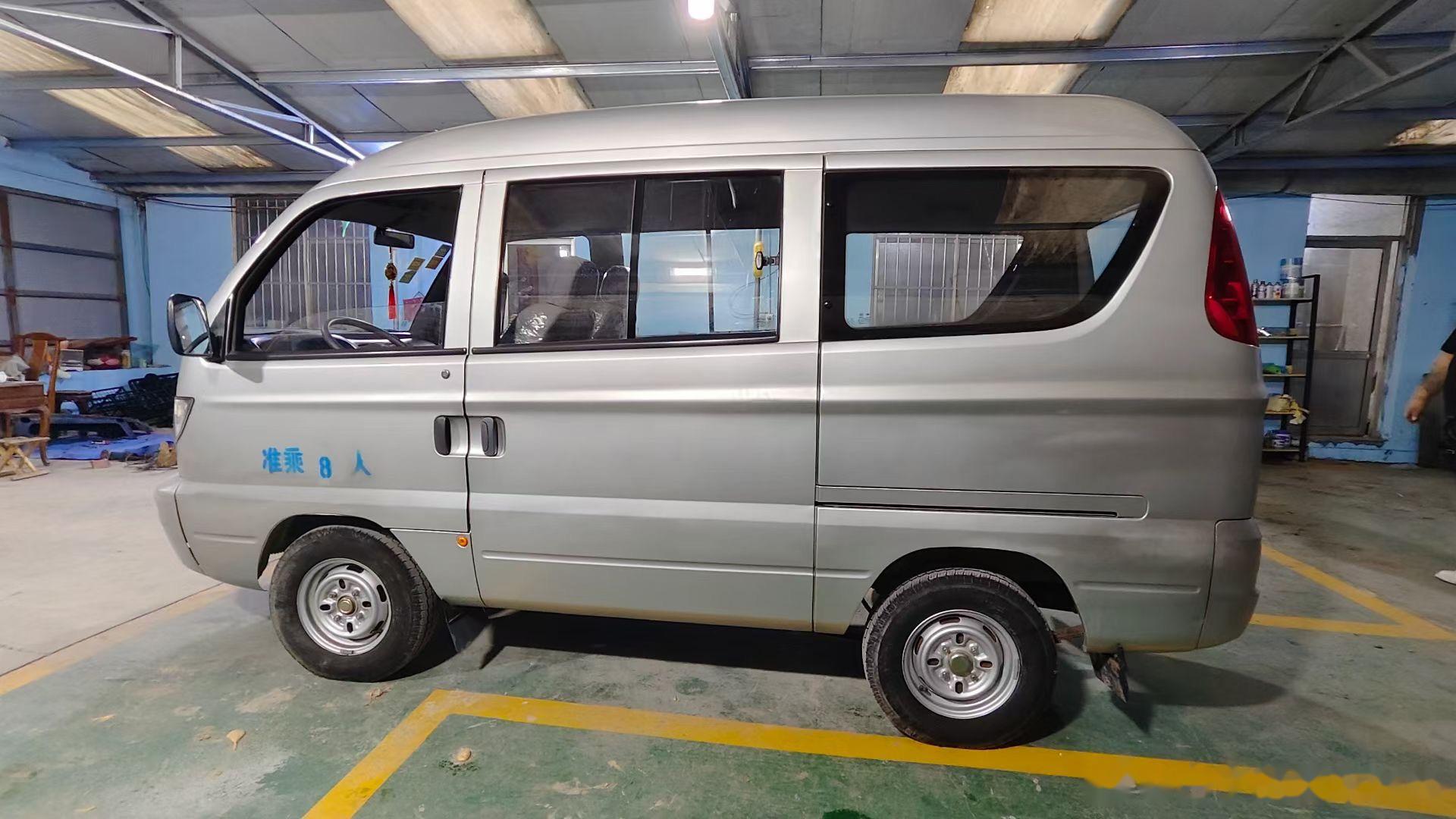 哈飞中意最初的样车用了这款拉丝铝合金轮毂,这也是它看起来最高级的