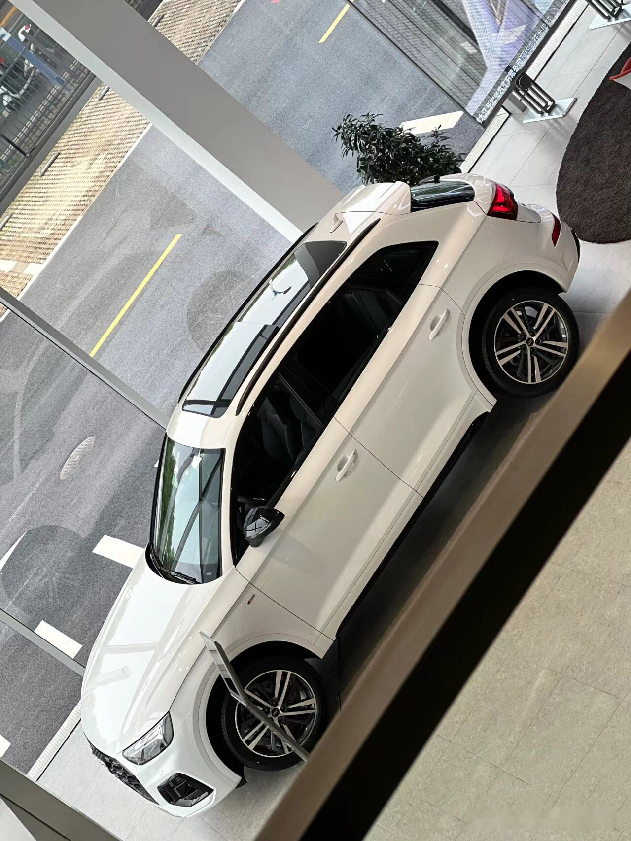 白色q5l 美得很 q5l越级空间满足全家出游& 车身尺寸方面,奥迪 q5l