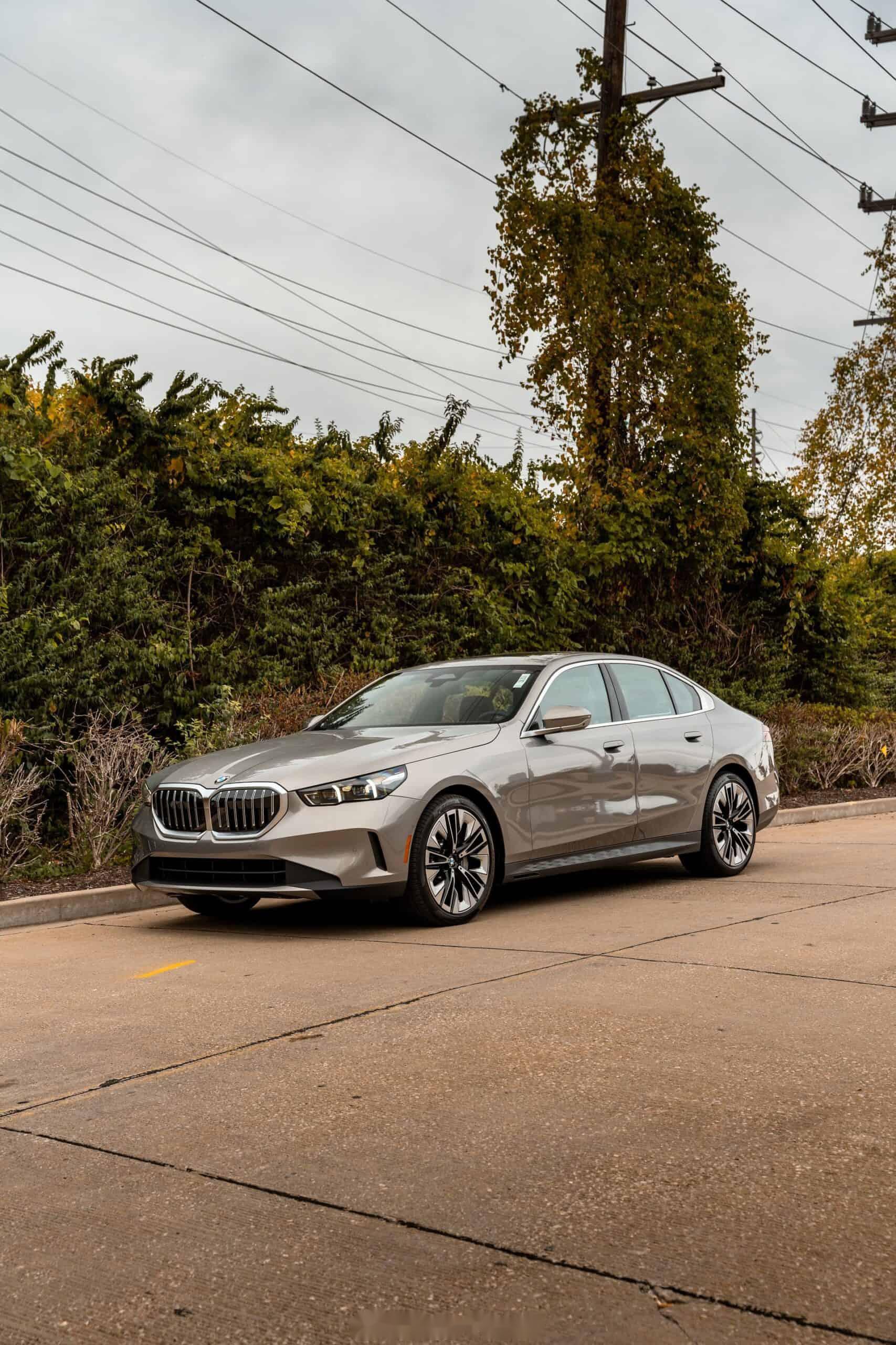 全新宝马530i 海外标轴版 香槟色 豪华套装 我觉得挺漂亮的……你呢?