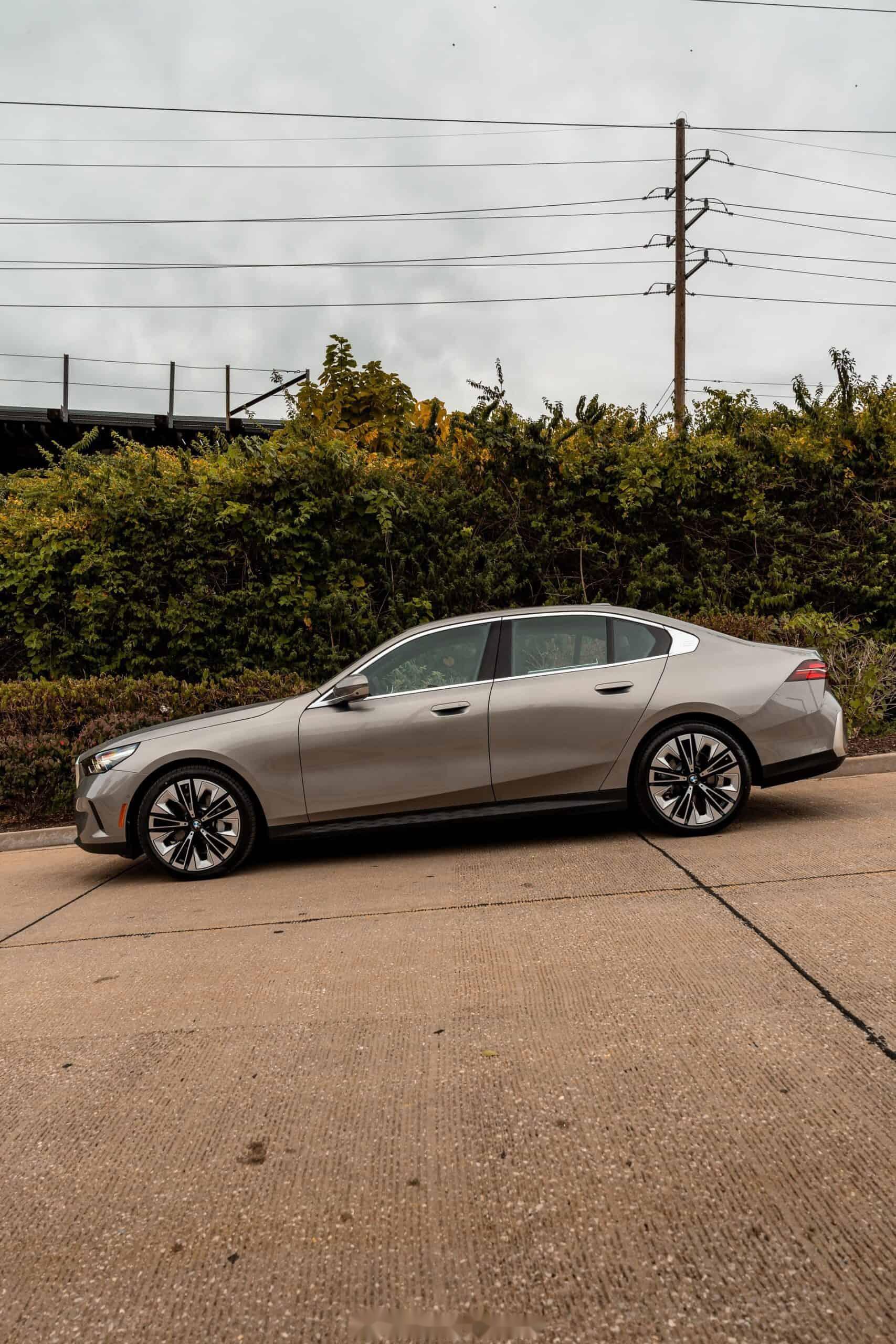 全新宝马530i 海外标轴版 香槟色 豪华套装 我觉得挺漂亮的……你呢?