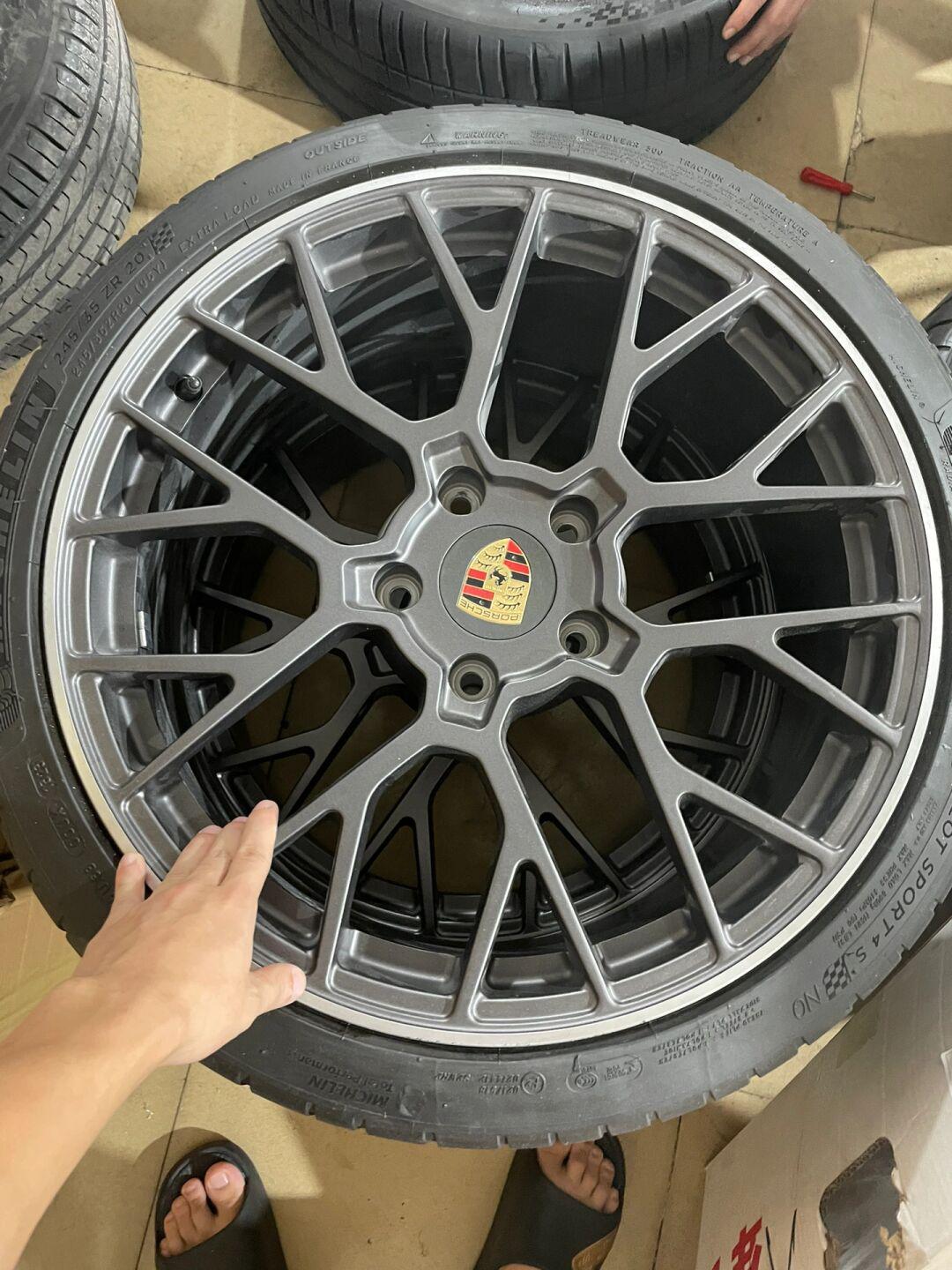 保时捷992原装轮毂轮胎,前20寸,后21寸