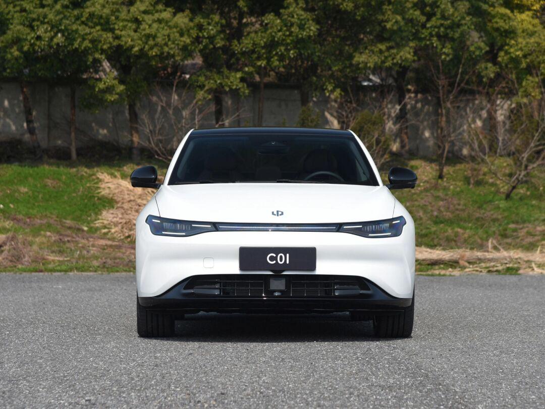 零跑c01,新能源电车续航500至700km,首付6800提车,四驱双电机性能版