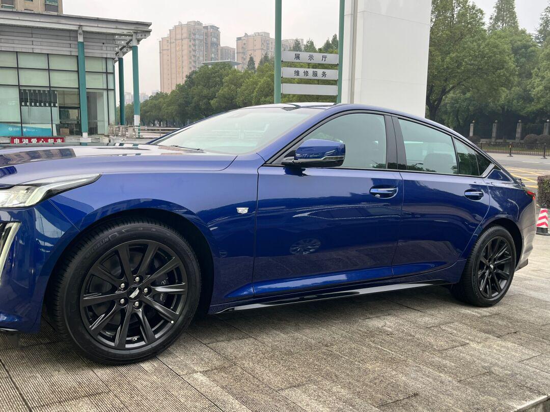 2023款凯迪拉克尊贵版蓝色带运动套件就是帅