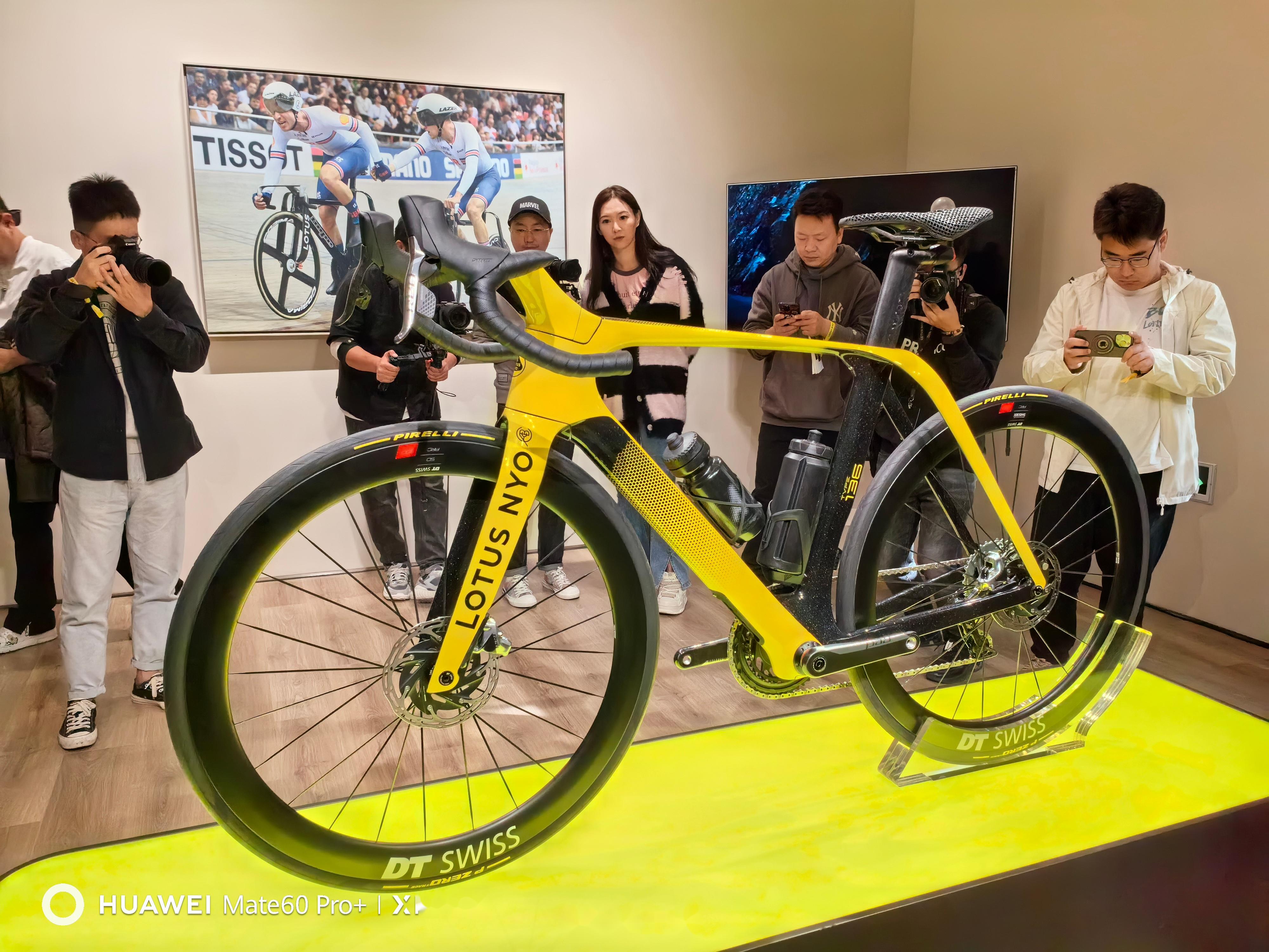 今天去看了路特斯的民用公路自行车 type 136 ,整车重量 9.8kg各种碳