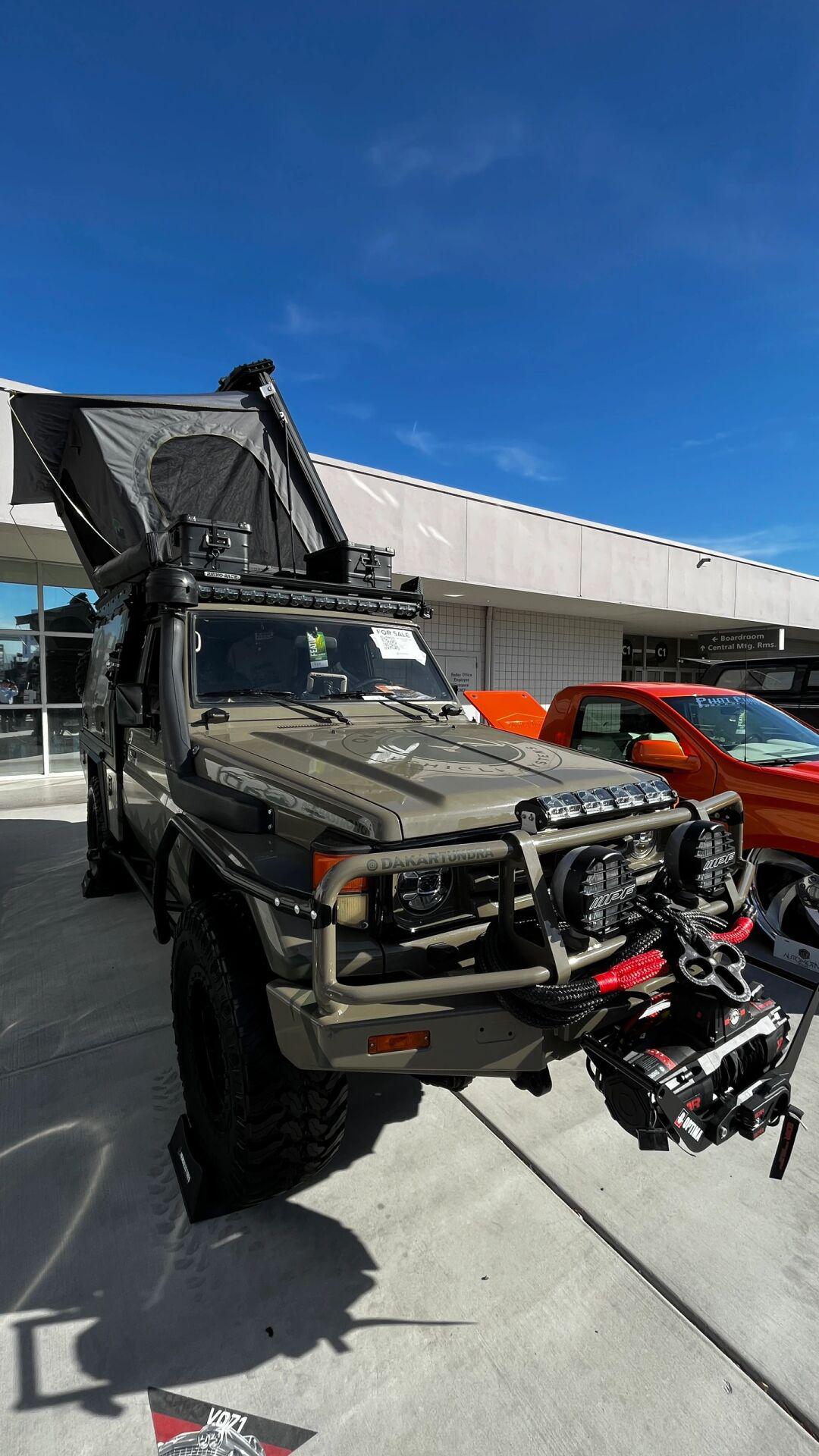 有位小伙儿想要把一辆皮卡车改装成具有储物功能和居住功能的露营车.