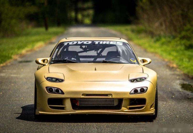 【mazda rx-7 fd3s改装】车尾的造型就比较诡谲一些,一体化的尾灯组是