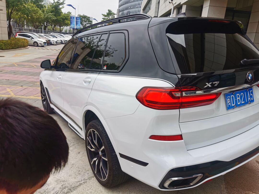 宝马x7改色双拼把您的爱车打造以众不同