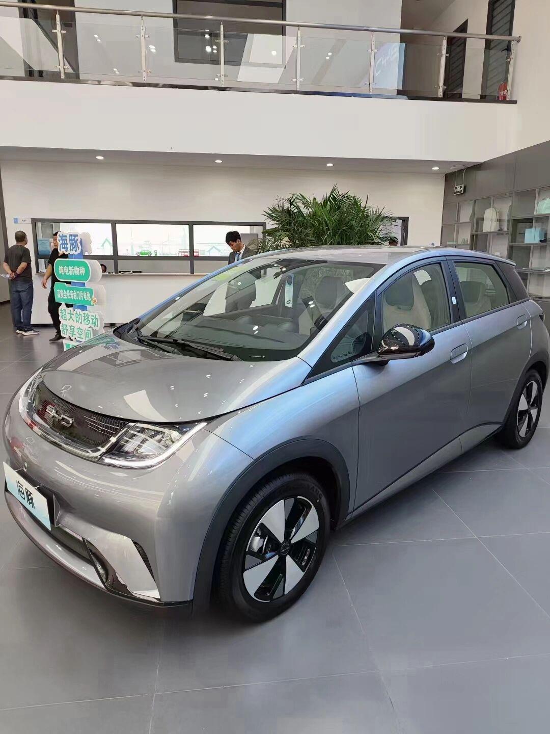 比亚迪海豚是比亚迪汽车推出的一款纯电动小型suv,其车身尺寸为3780x