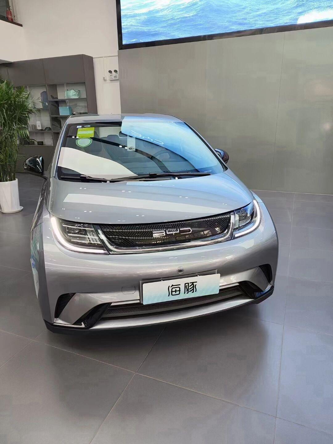 比亚迪海豚是比亚迪汽车推出的一款纯电动小型suv,其车身尺寸为3780x