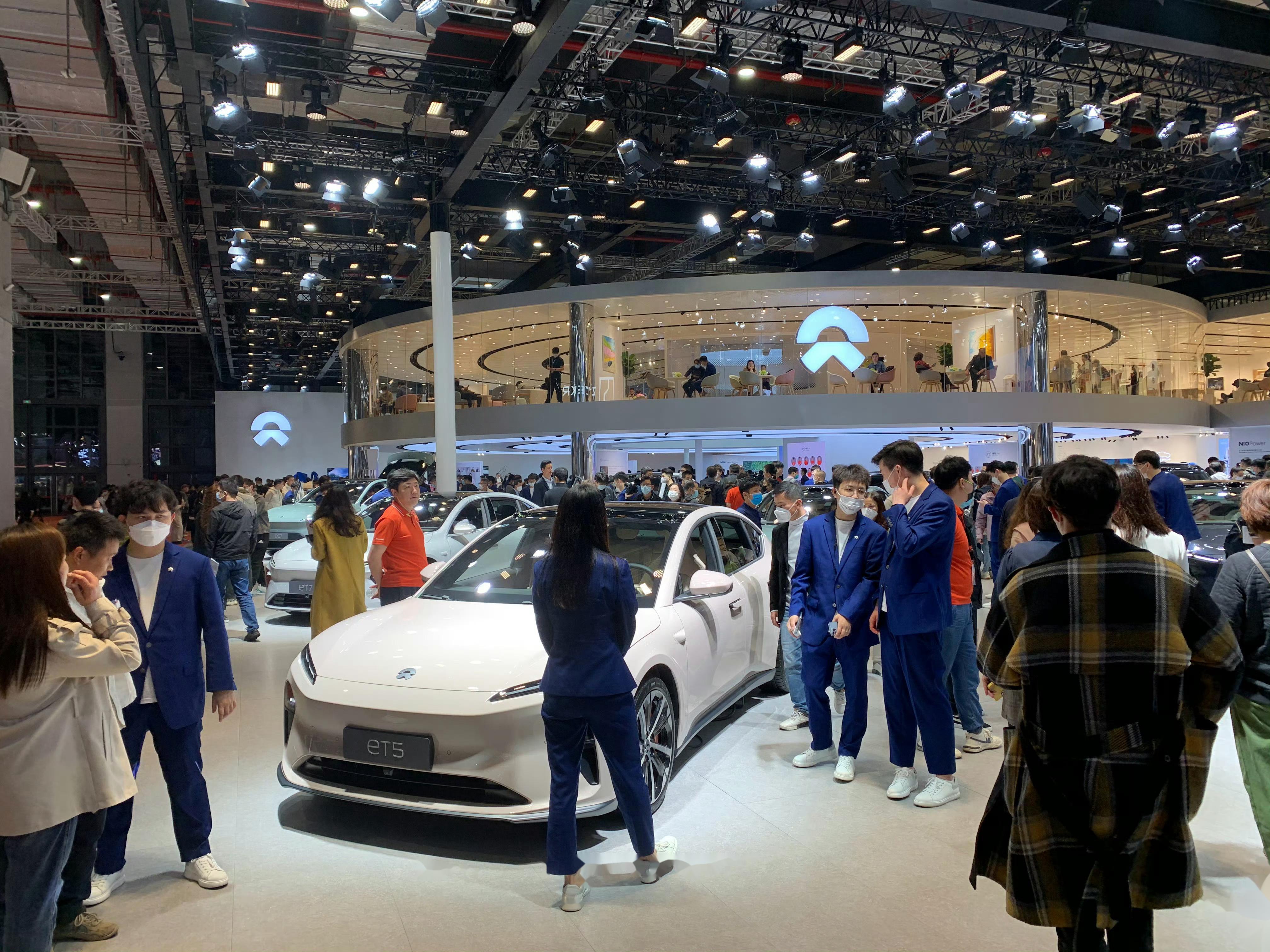 我看到进博会特斯拉展台展出的只有目前在售的四款车型:model s(黑),x