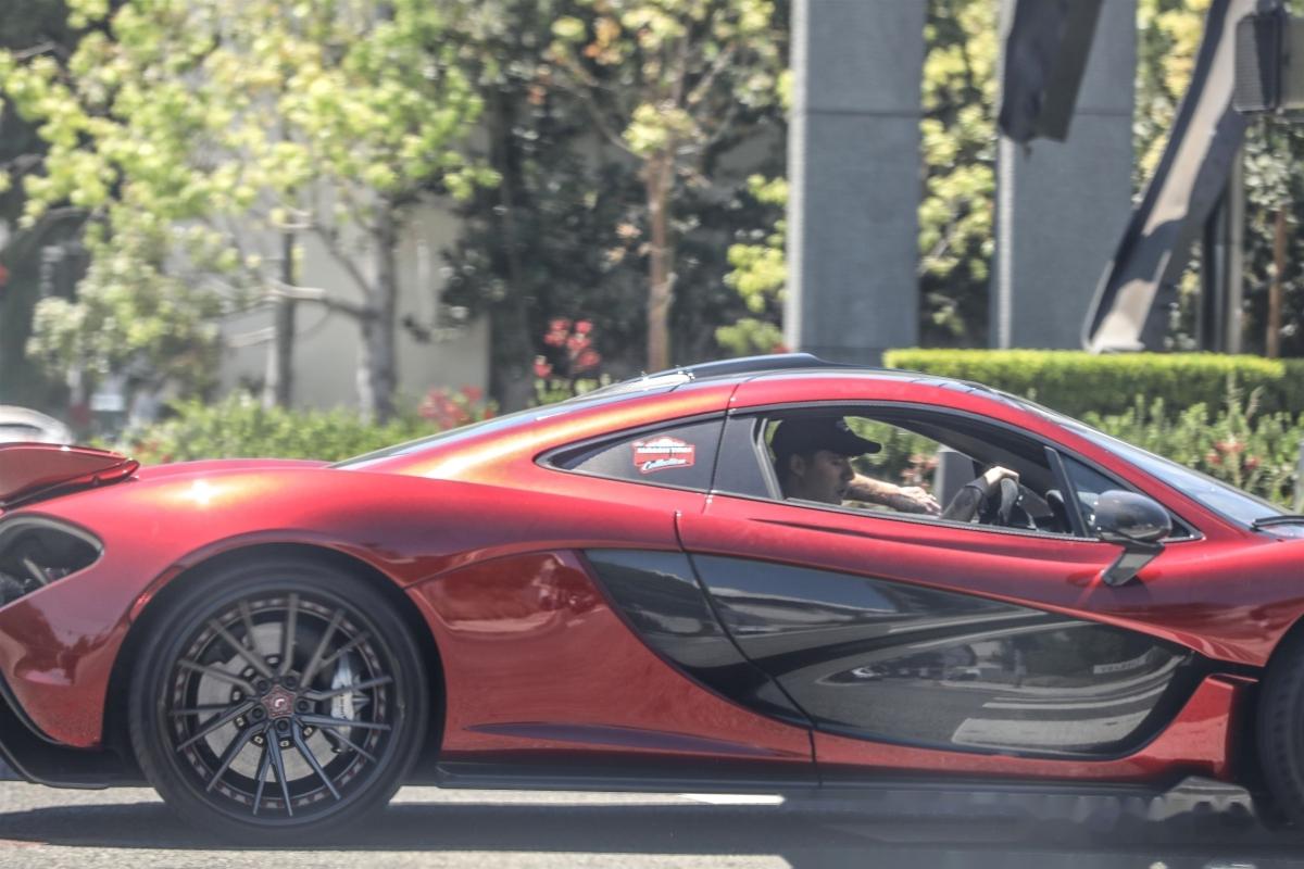 迈凯伦p1是一款极具性能和创新的混合动力超级跑车.