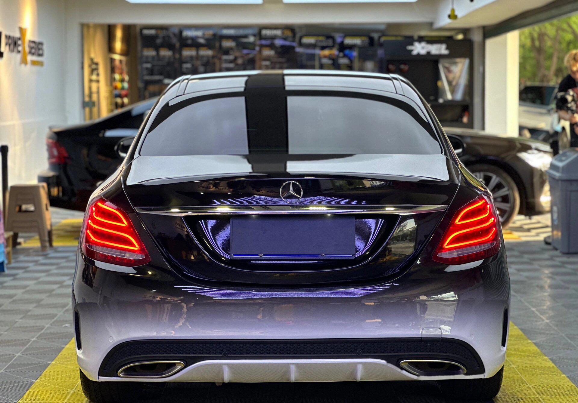 奔驰c系装贴黑白渐变改色膜 如果纯色看腻了就来个渐变,这种经典配色