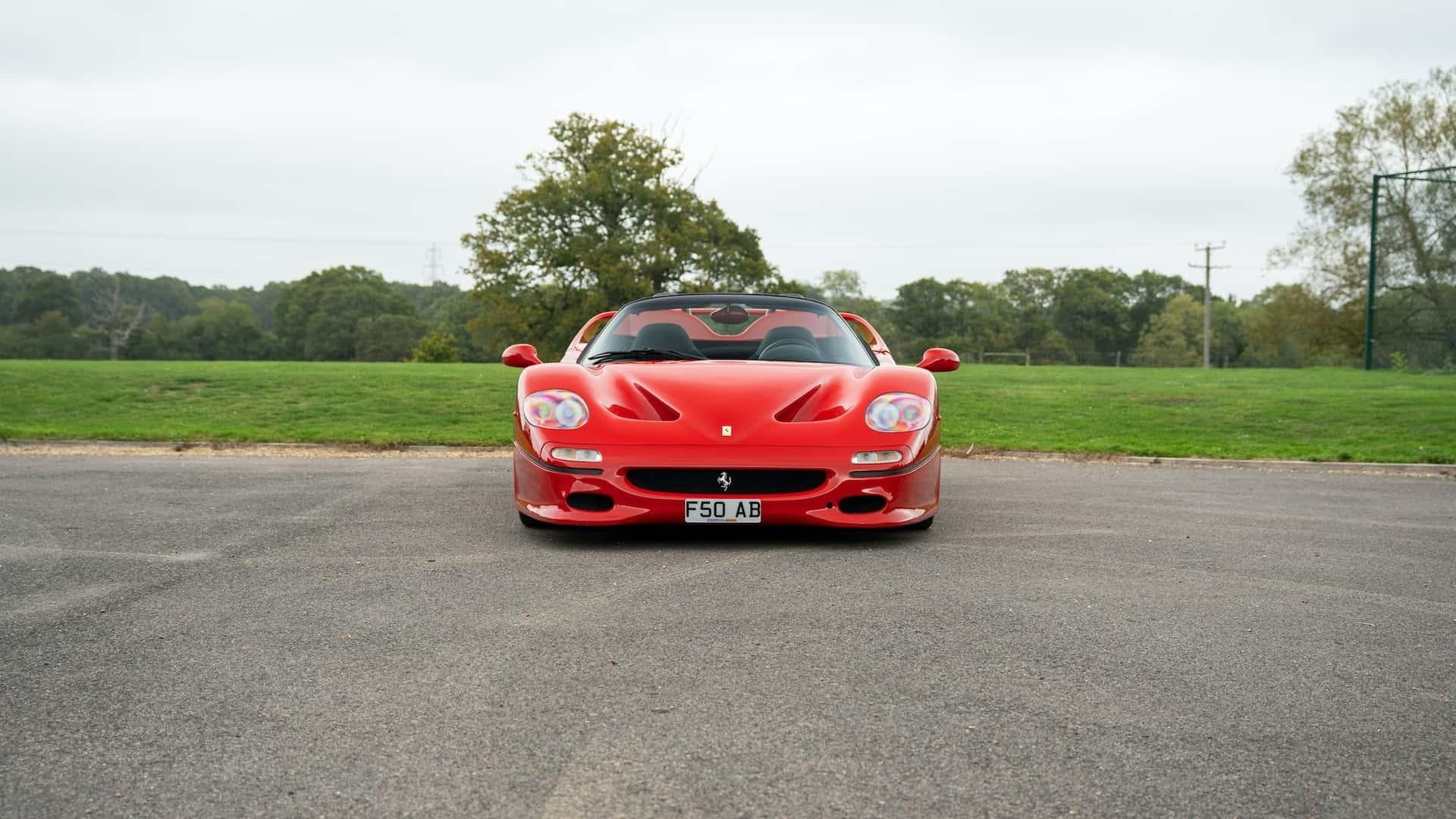 一台1996年出厂的法拉利f50近期在线上出售,里程为10998英里.