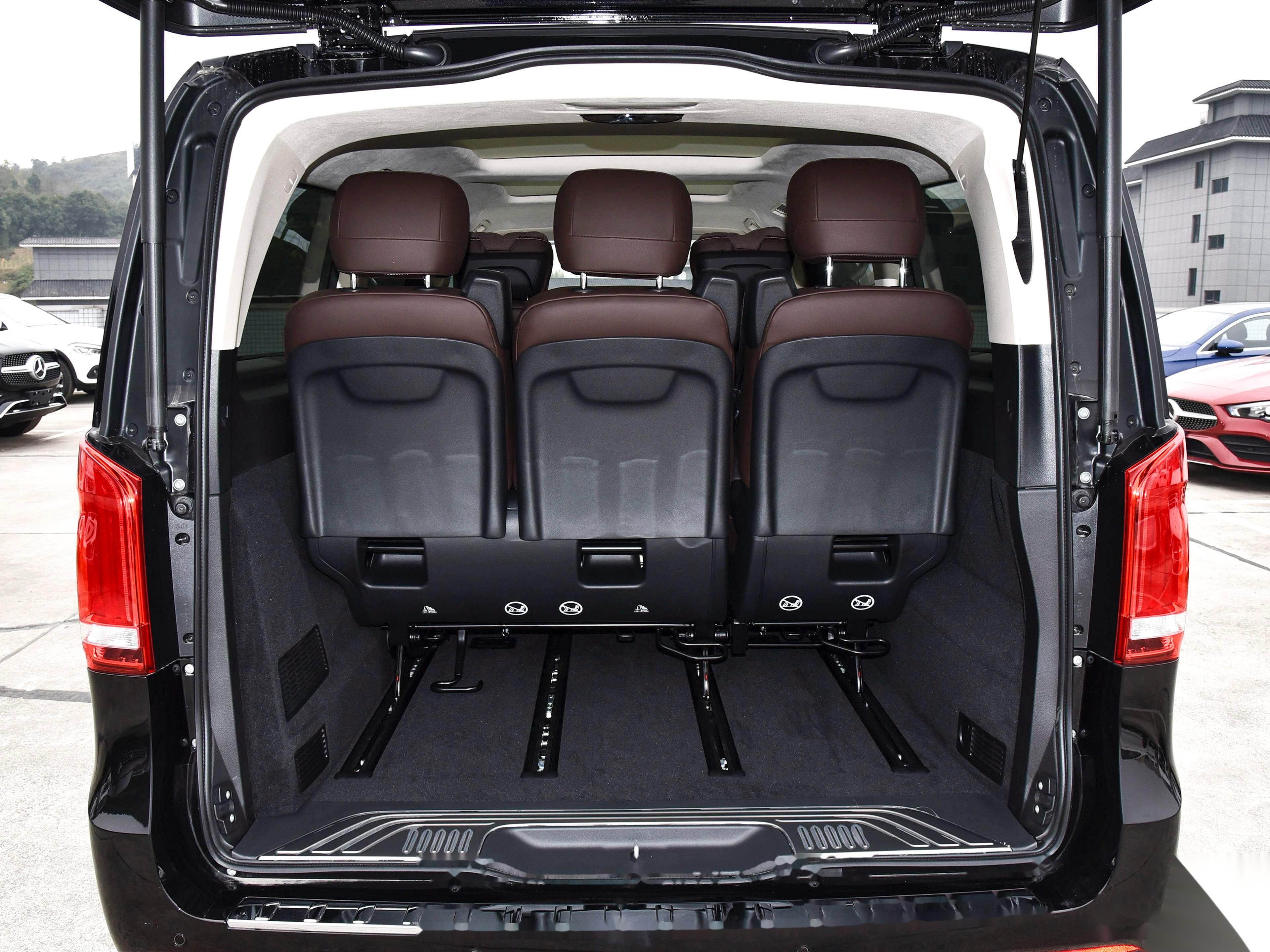 也被 后备箱空间是大于v260l【图4】 至少能塞下4个28寸 2个