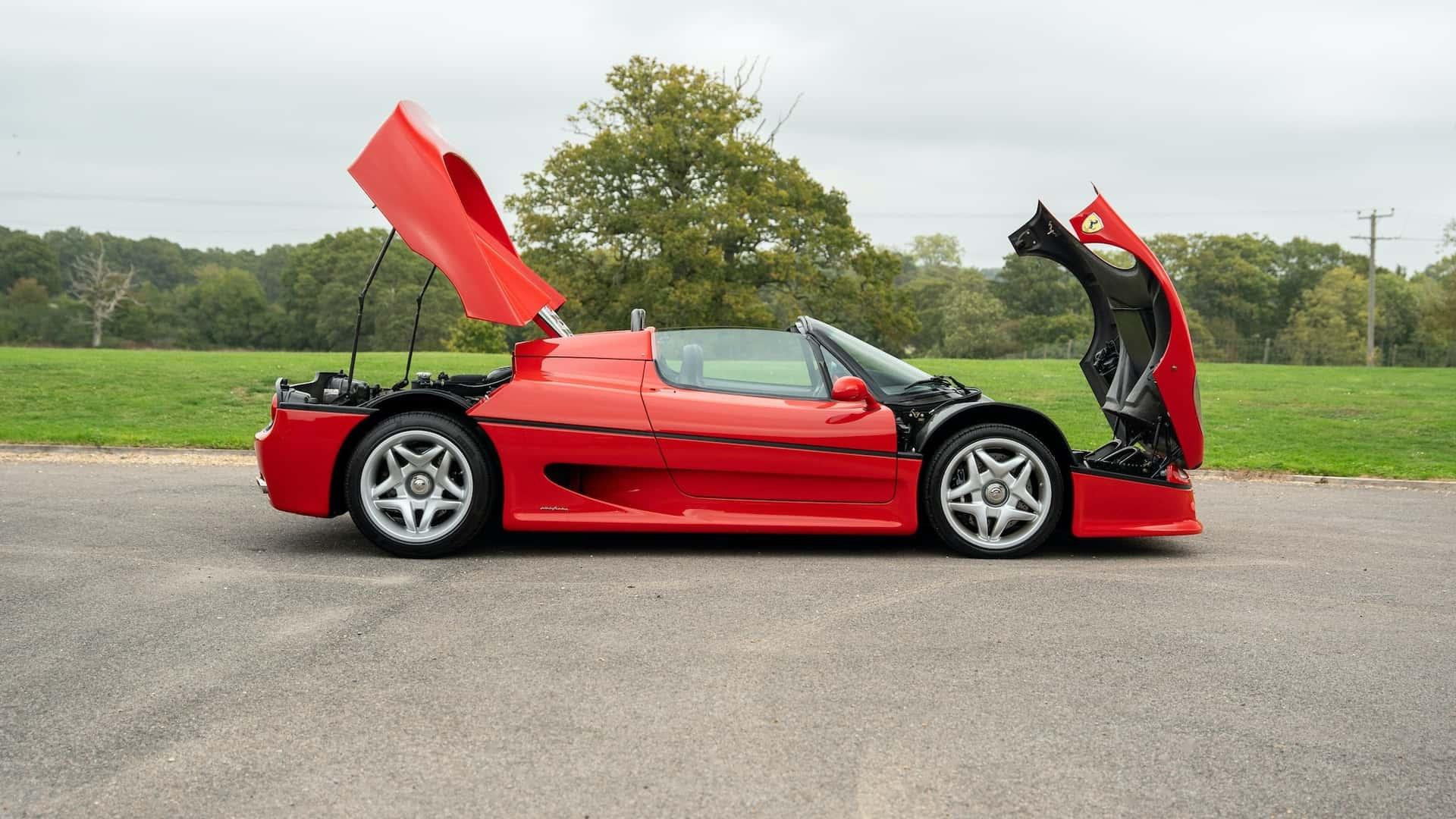 一台1996年出厂的法拉利f50近期在线上出售,里程为10998英里.