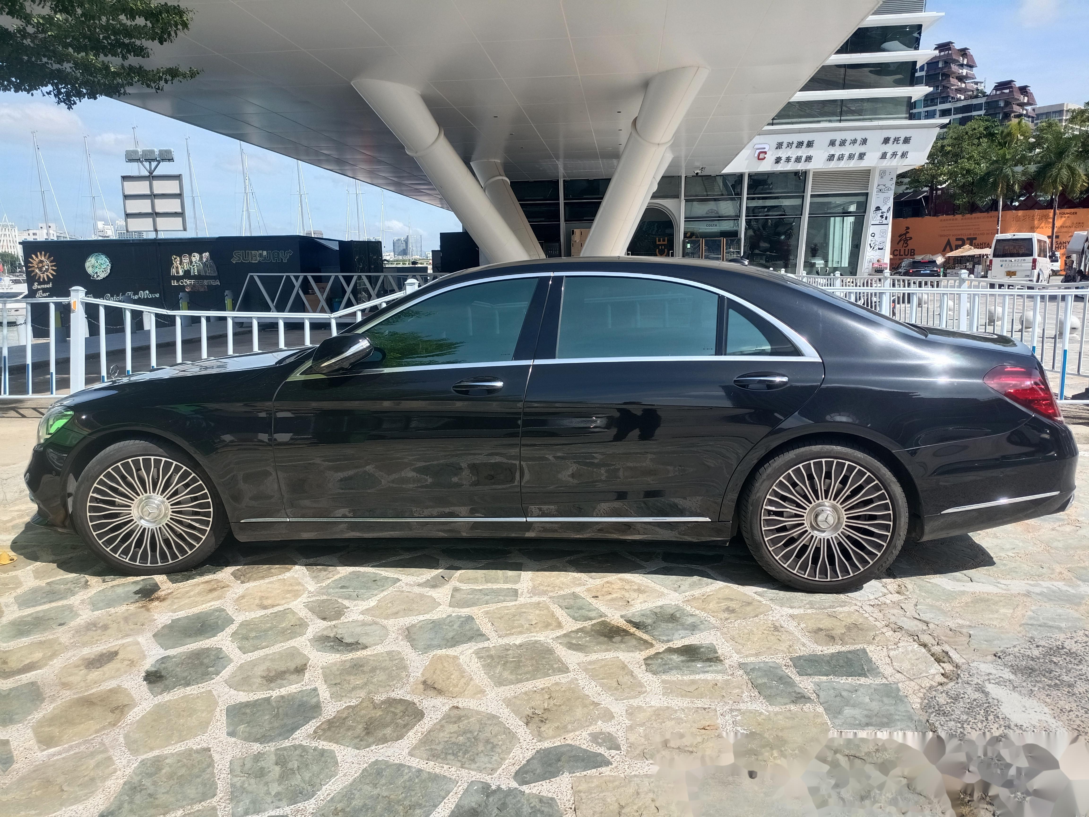 它不如坐它,和宝马七级同级 这是一辆停在三亚游艇码头黑色的奔驰s450