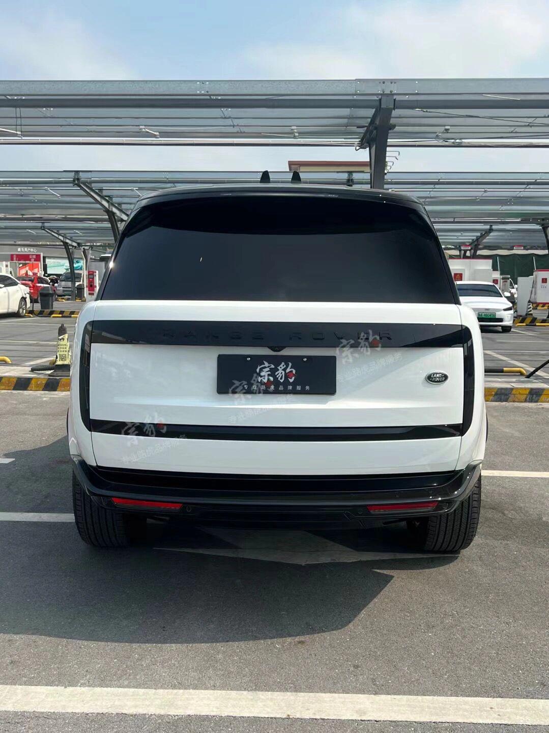 路虎揽胜黑白搭配,太帅了,这才是硬派越野!