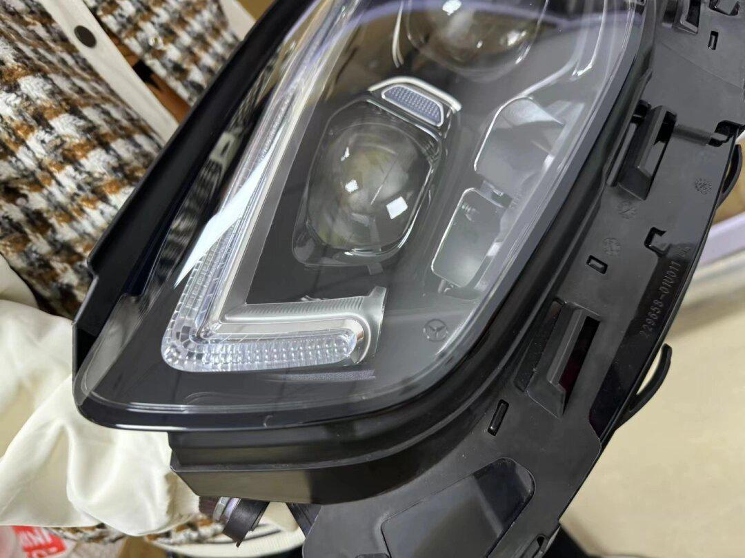 奔驰22款e级原厂多光束几何大灯