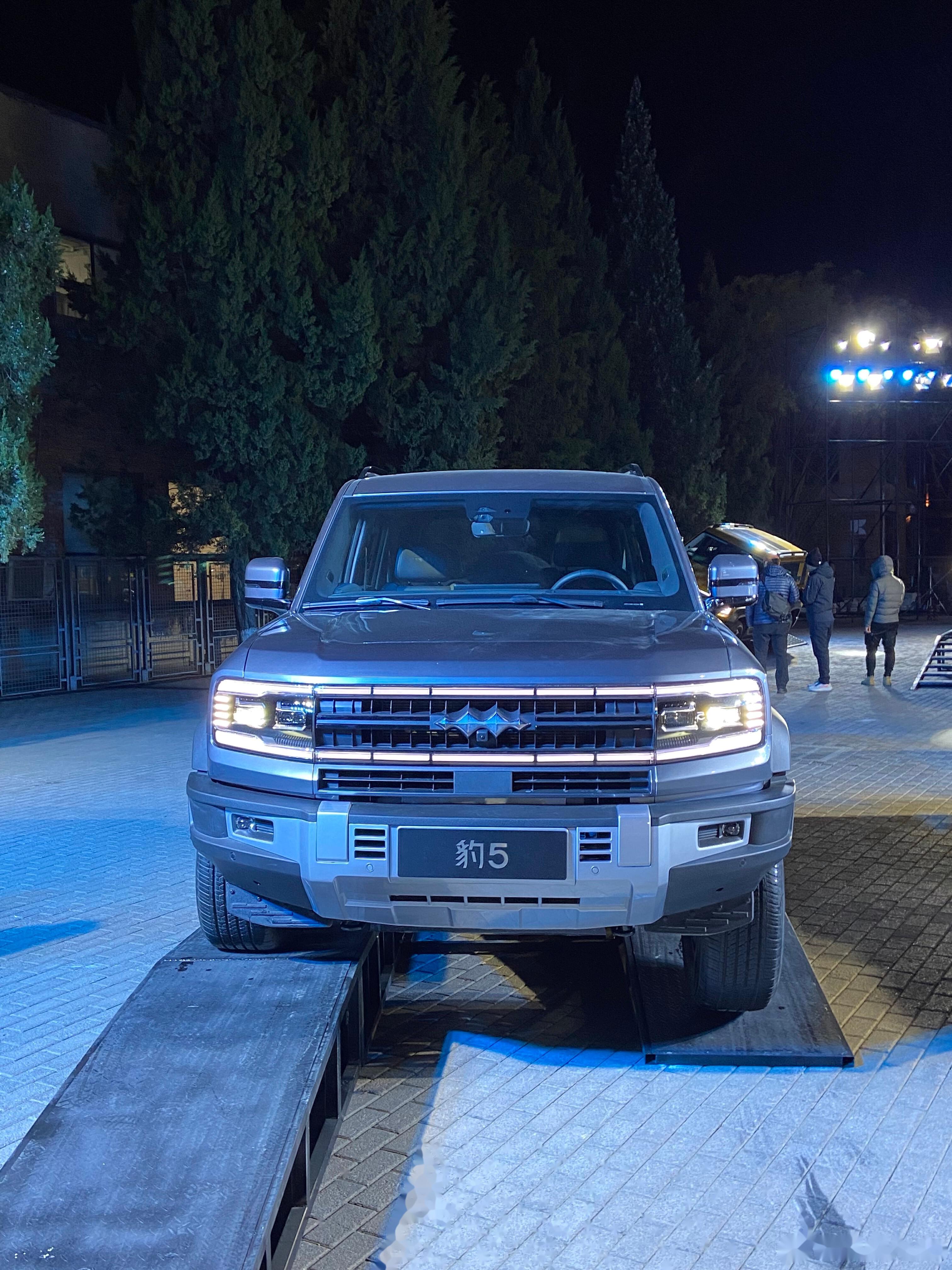 【比亚迪方程豹第一款车豹 5 上市 ,28.98 万元起售】11 月 9 日,比