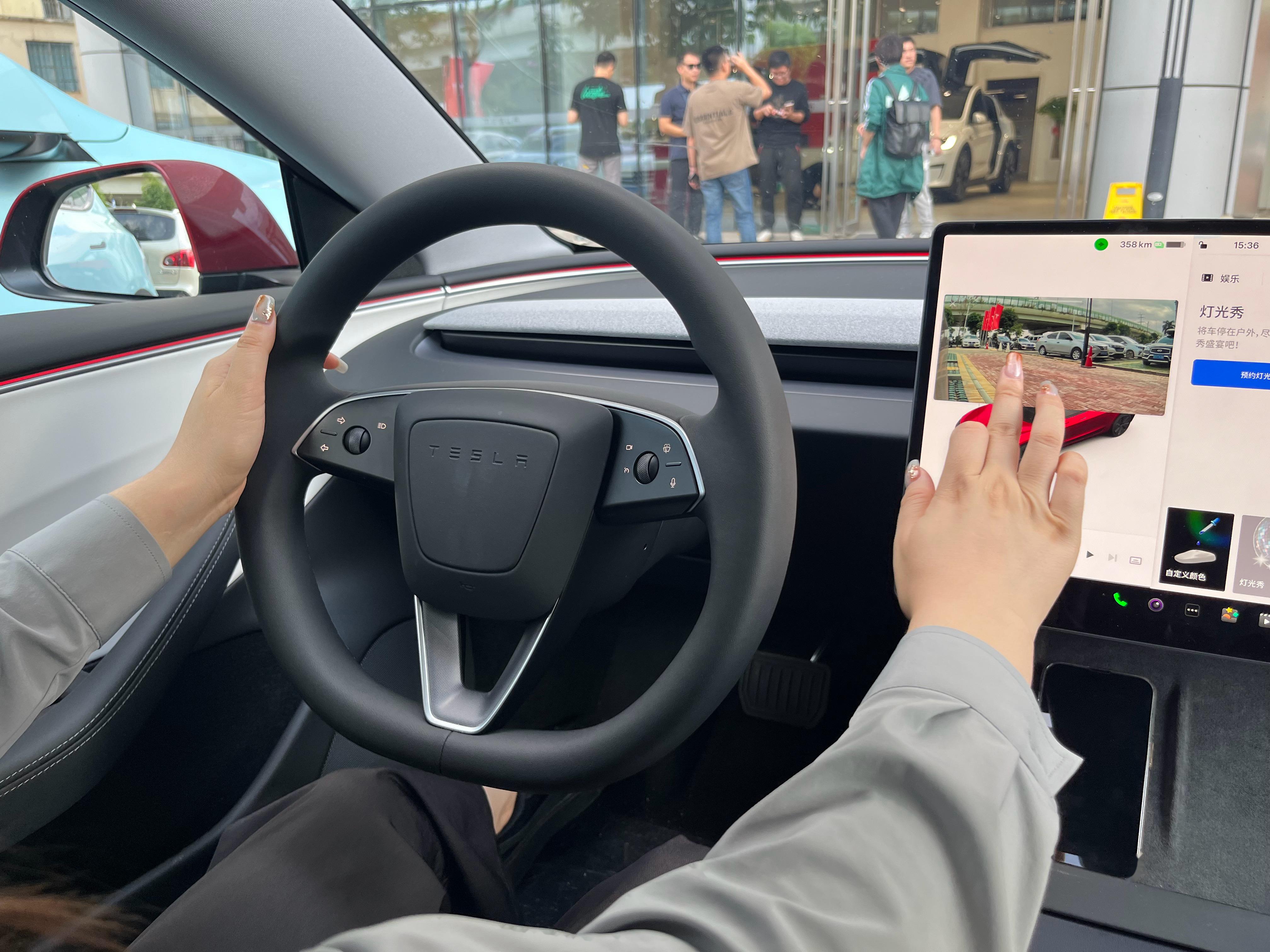 来喝个下午茶,体验下特斯拉新款model 3 🚘 挂档在屏幕挂,转向灯是