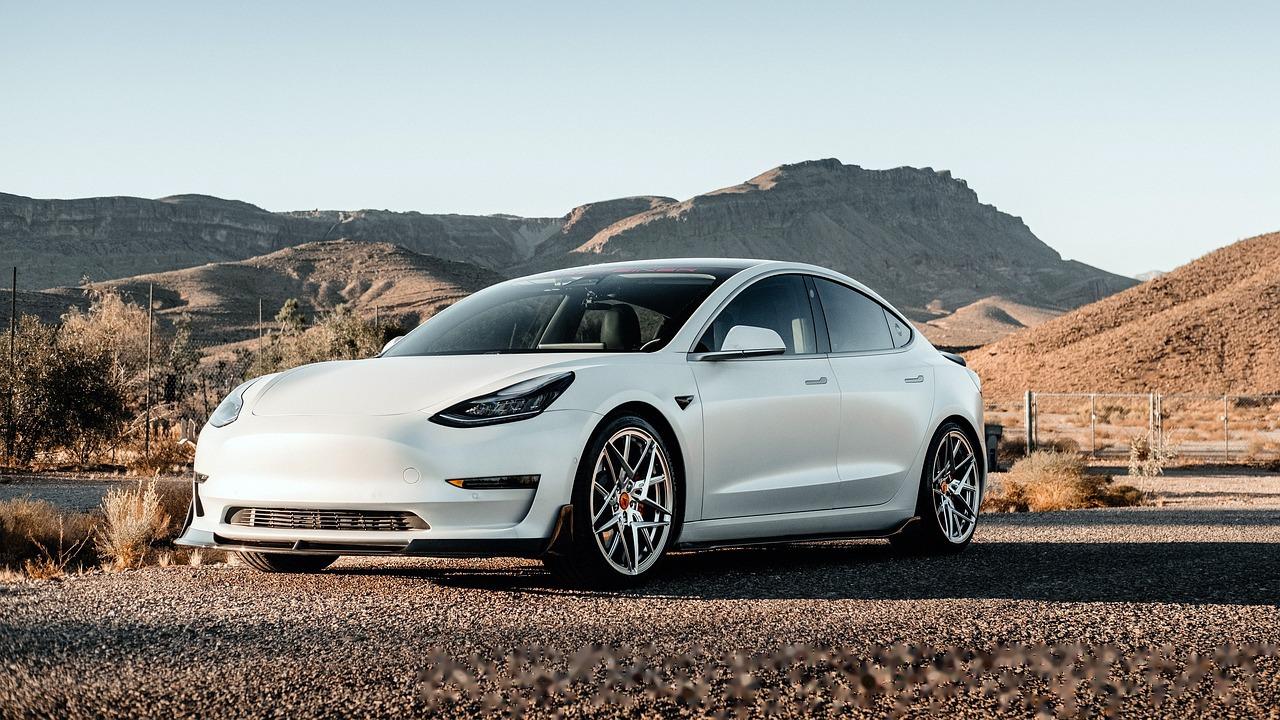 目前特斯拉model 3长续航涨价1500元,y的长续航版本涨价2500元而特斯