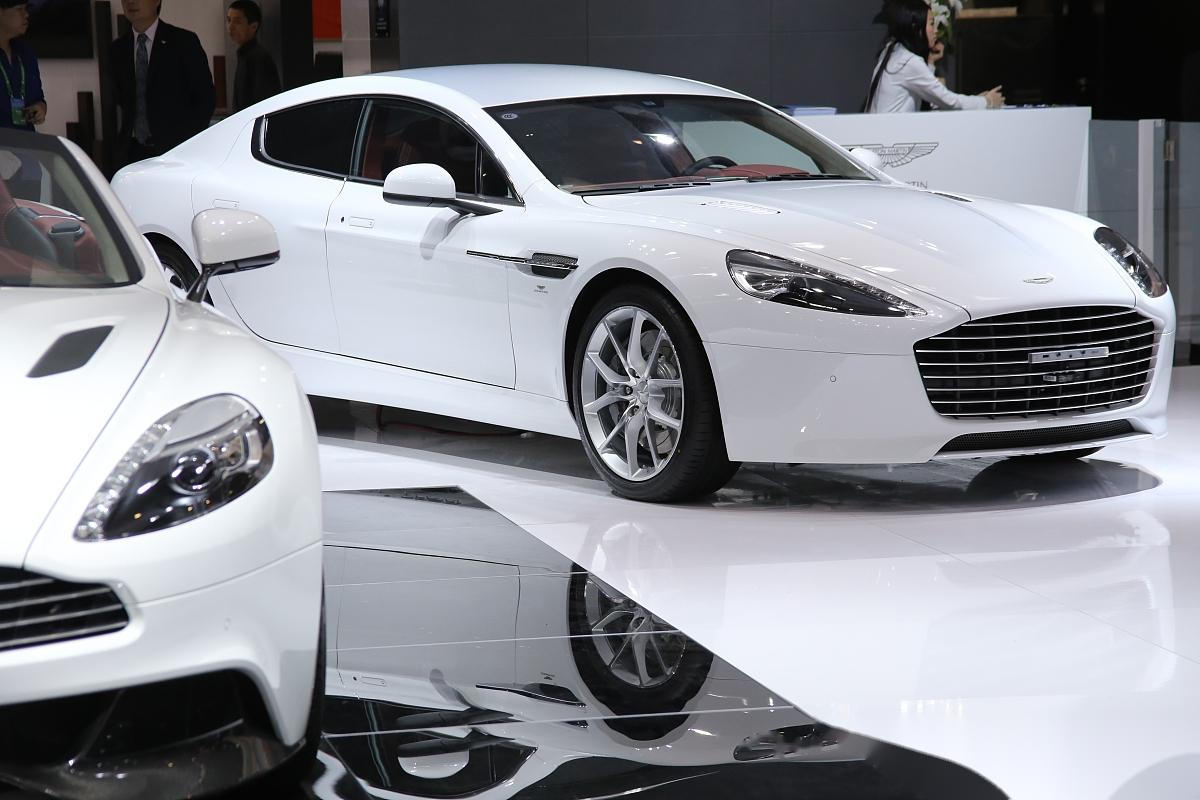 作为汽车设计师,我对阿斯顿·马丁vanquish s这款车深感钦佩.