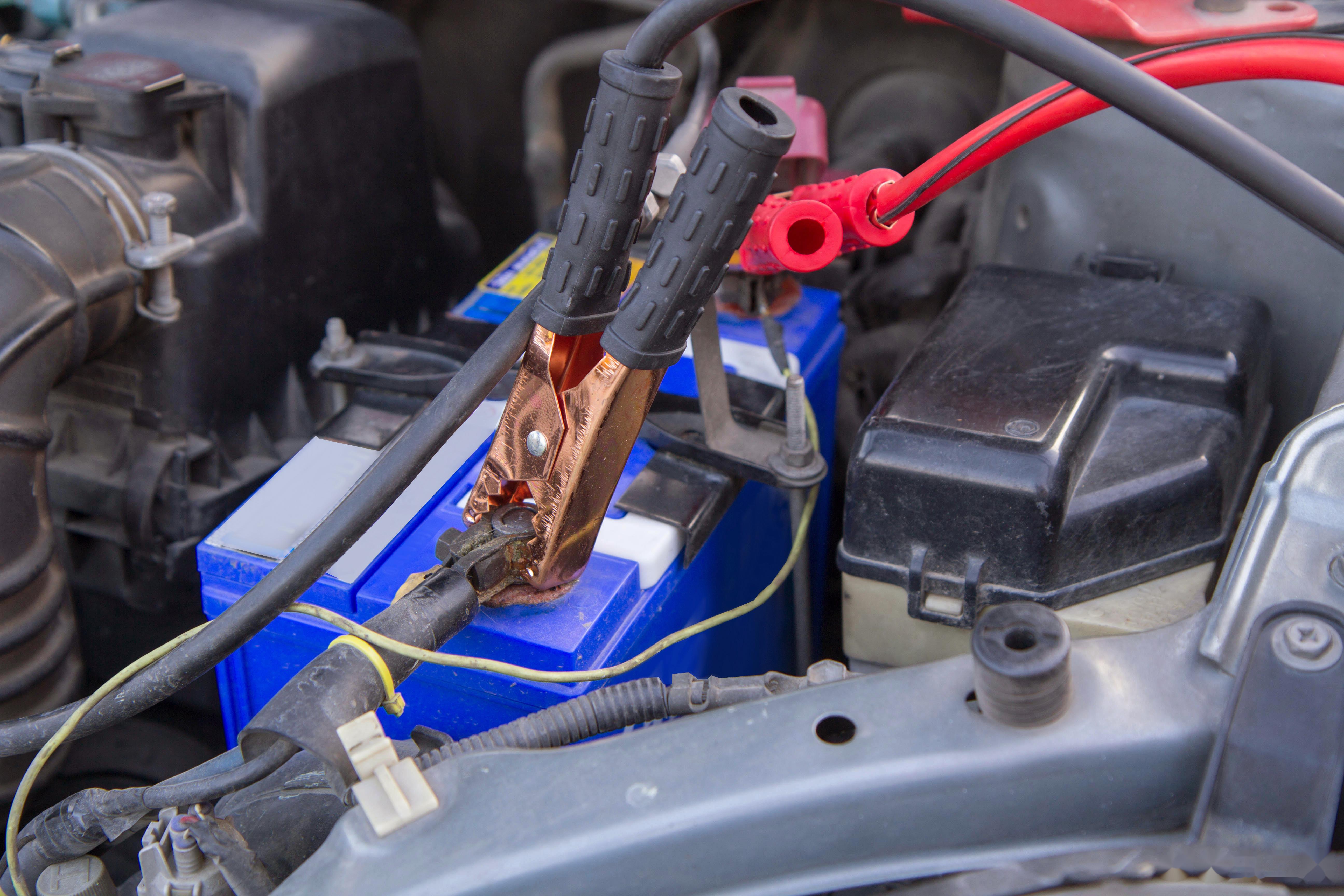 汽车蓄电池的主要作用是在车辆启动时提供足够的电力来启动发动机,蓄