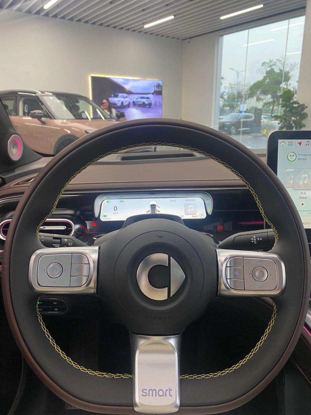 女孩时尚单品不仅仅是衣服包包化妆品 奔驰smart精灵系列也是时尚单品