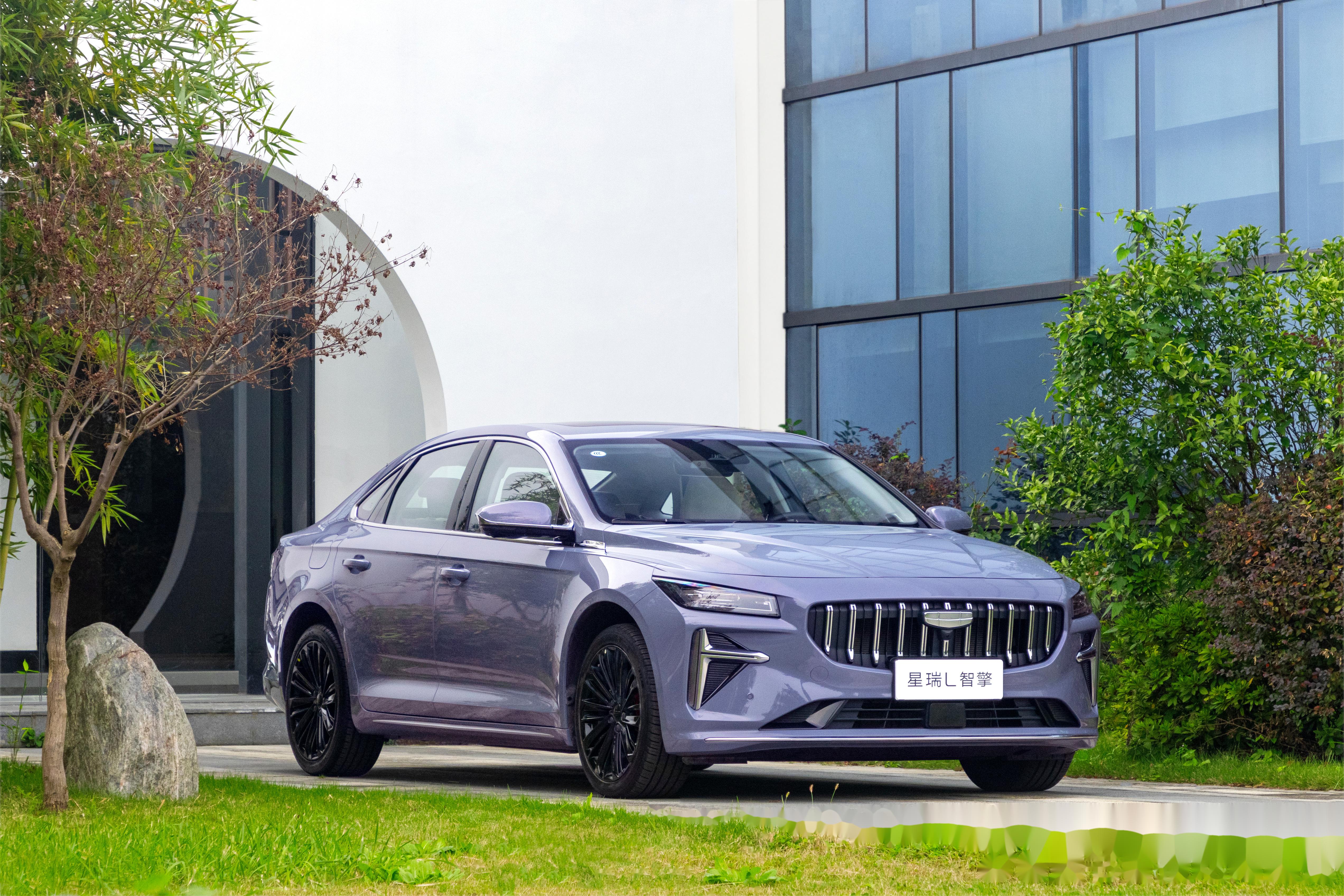 在汽车工业的浪潮中,吉利中国星以卓越的技术和创新的思维,推出了一