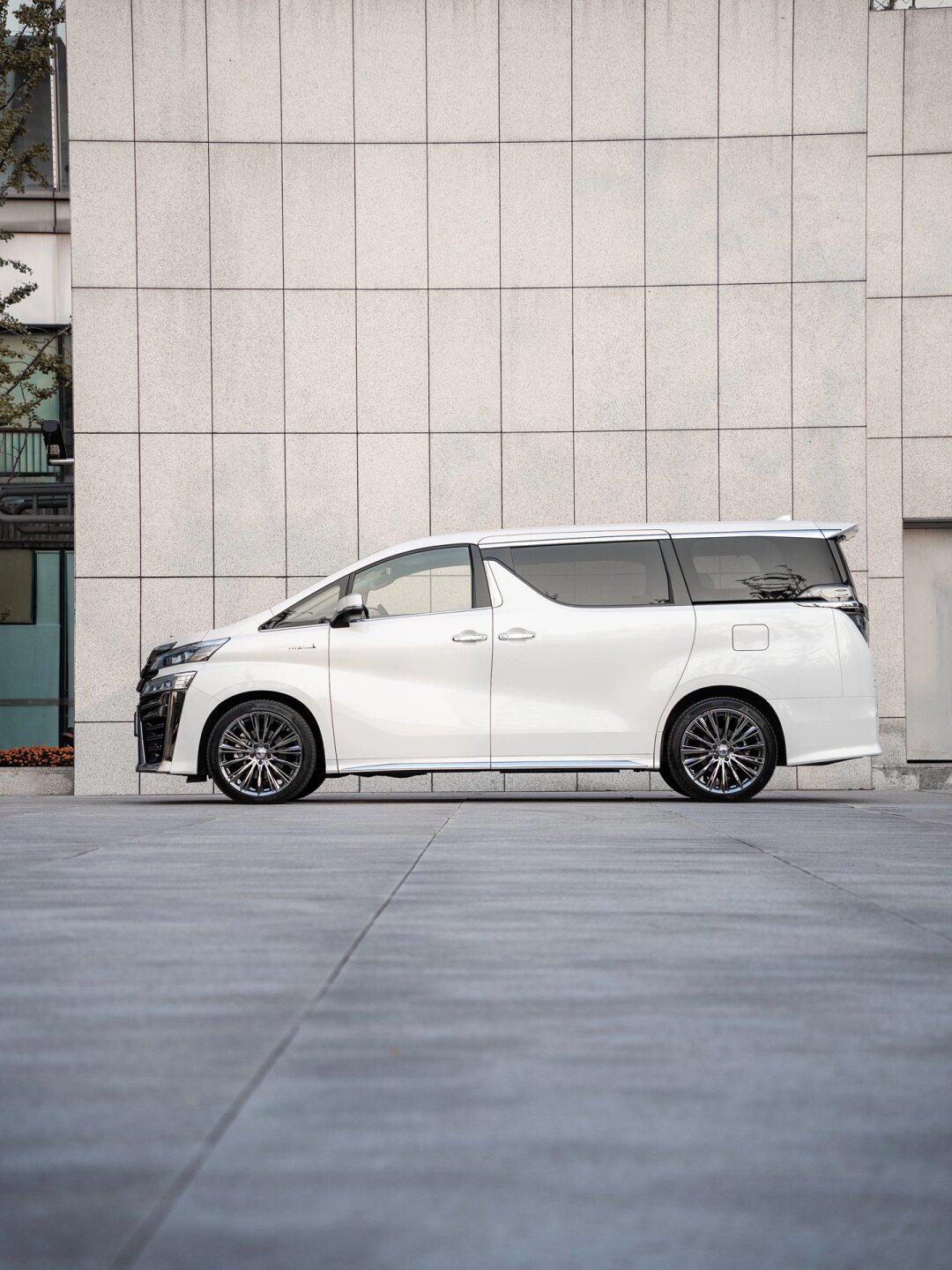 9993又到一台白色丰田威尔法!9694