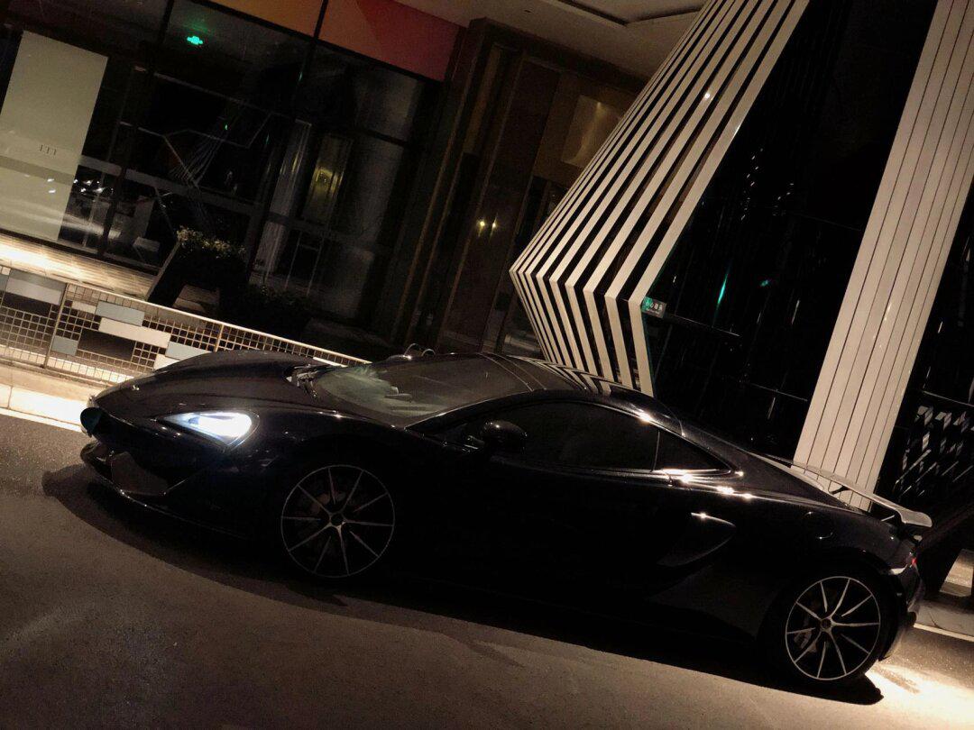 迈凯轮570gt硬顶超跑(黑武士) 570gt为中置后驱超跑 落地300多de万