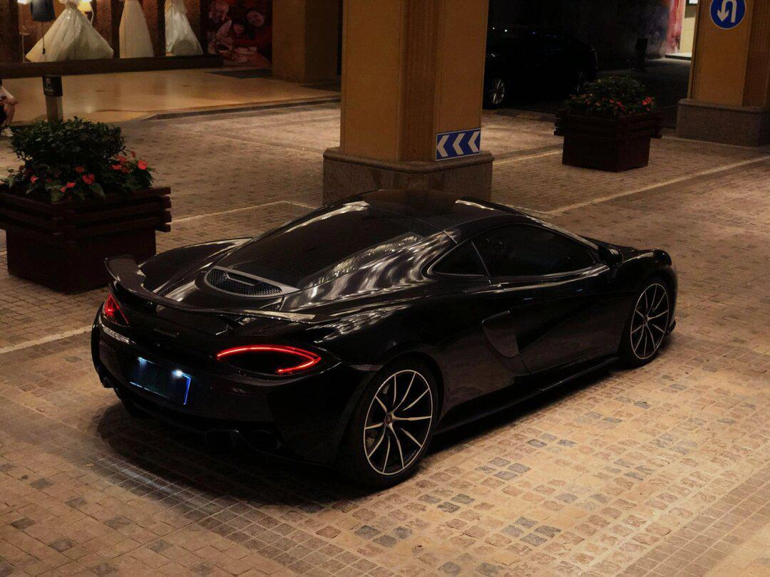 迈凯轮570gt硬顶超跑(黑武士) 570gt为中置后驱超跑 落地300多de万