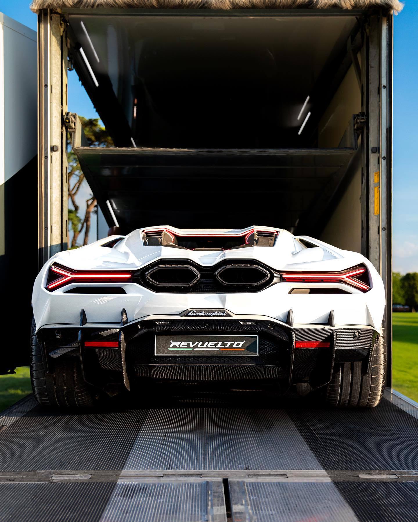 lamborghini revuelto 白色的revuelto感觉如何?新大牛