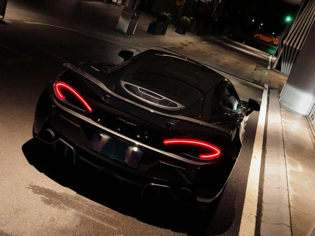 迈凯轮570gt硬顶超跑(黑武士) 570gt为中置后驱超跑 落地300多de万