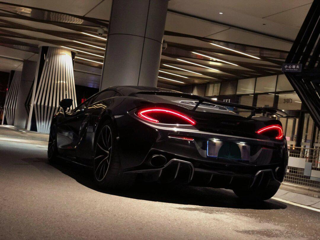 迈凯轮570gt硬顶超跑(黑武士) 570gt为中置后驱超跑 落地300多de万