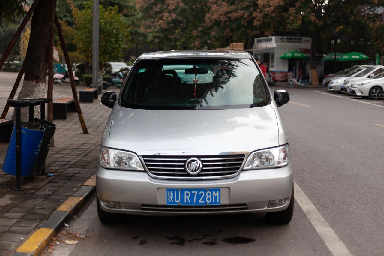 今天拍的是老款gl8.这辆车于2010年出厂,距今13年.