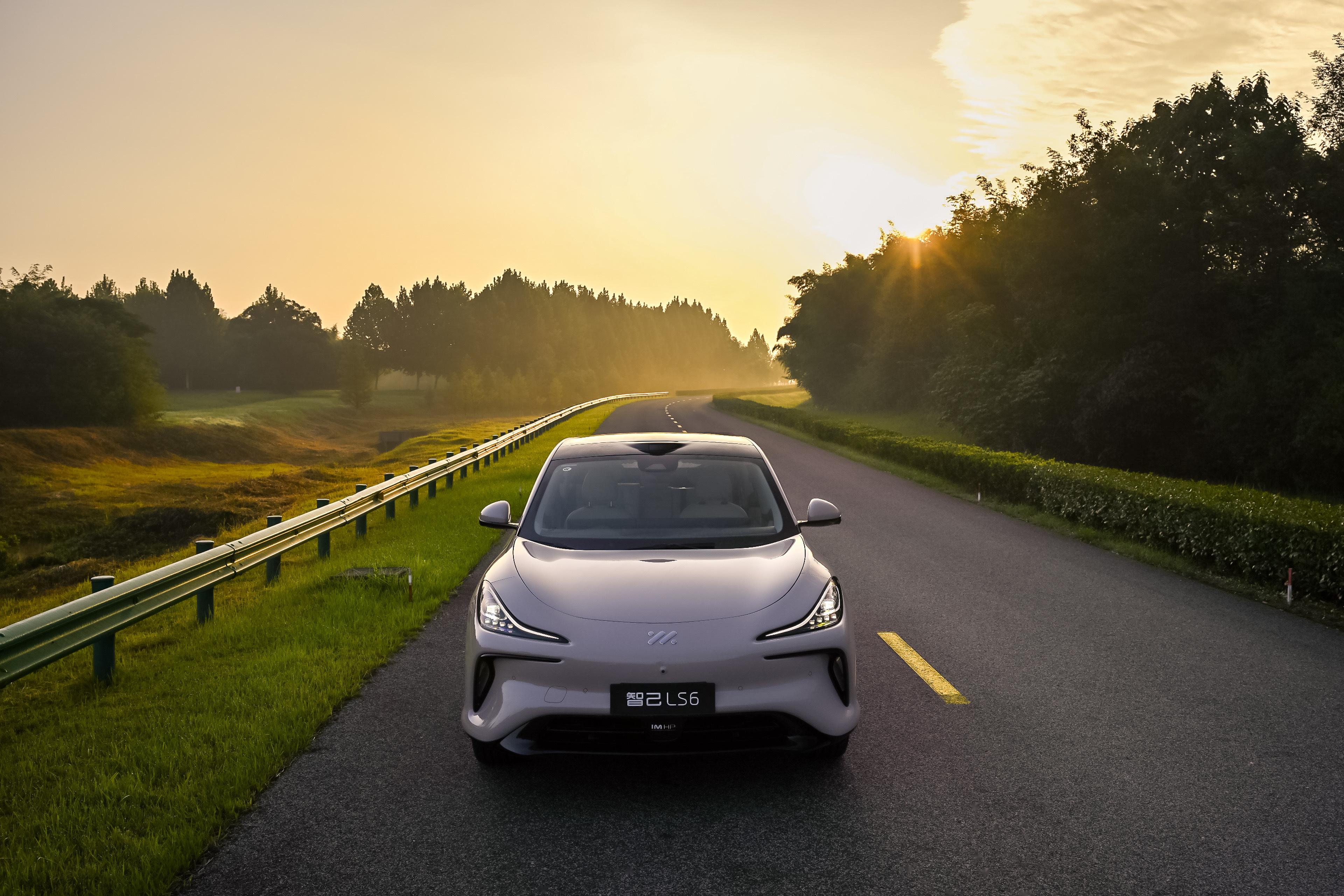 智己ls6最近热度挺高的,顶配900v高压平台,双碳化硅电驱,零百加速3.