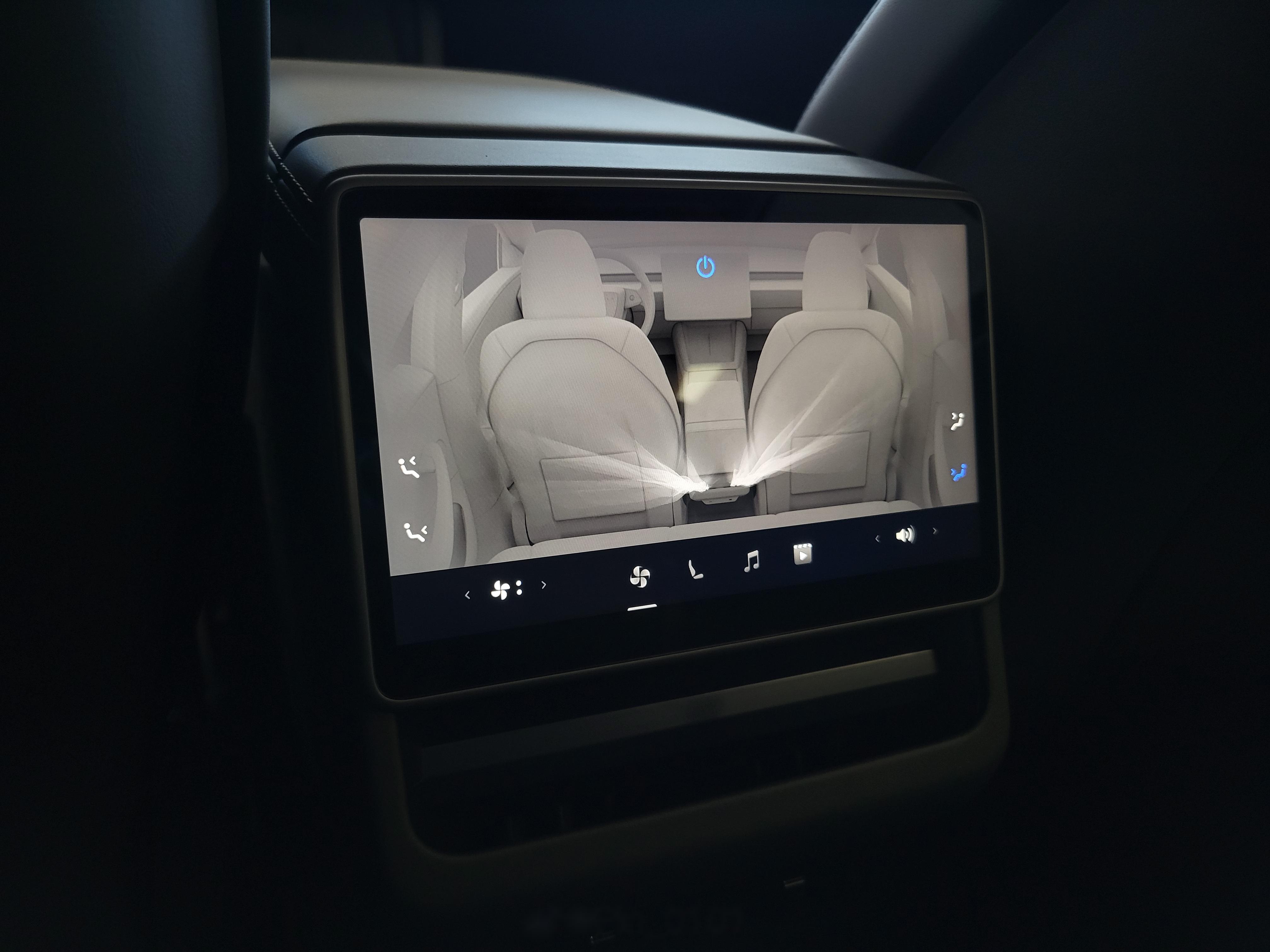 浅看一下model 3焕新版,这个新的7双辐条的铝合金轮辋是真好看啊 内饰