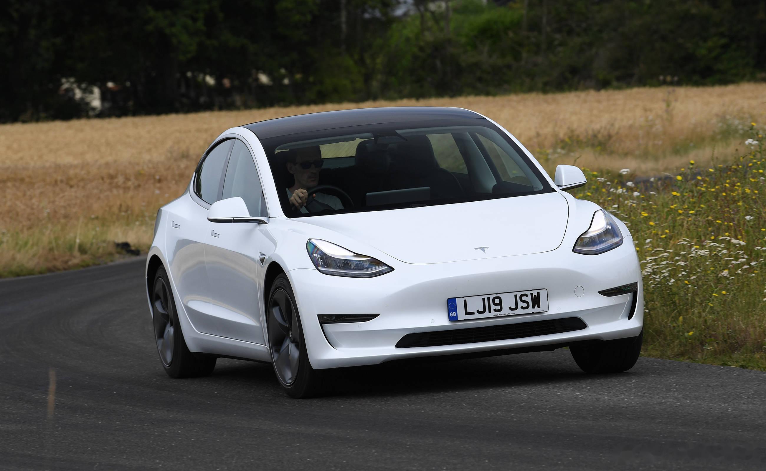 11月9日,特斯拉中国官网更新,model 3/y长续航版分别上调1500元和2