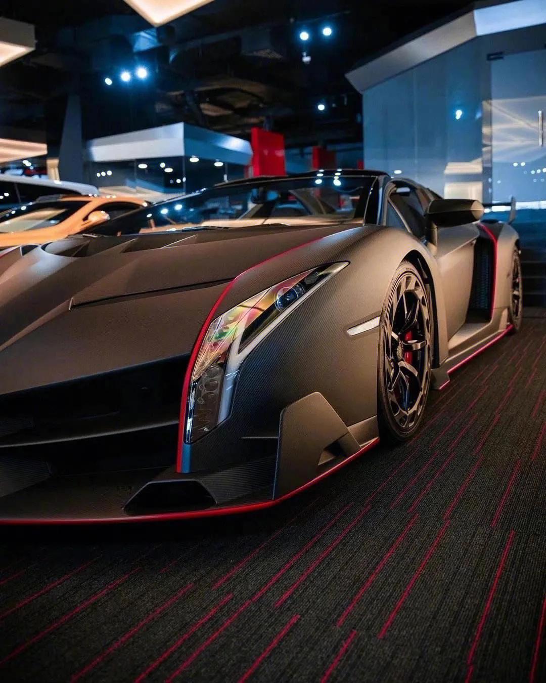 兰博基尼毒药敞篷跑车,是一辆纯粹的性能跑车,是兰博基尼超级跑车系列