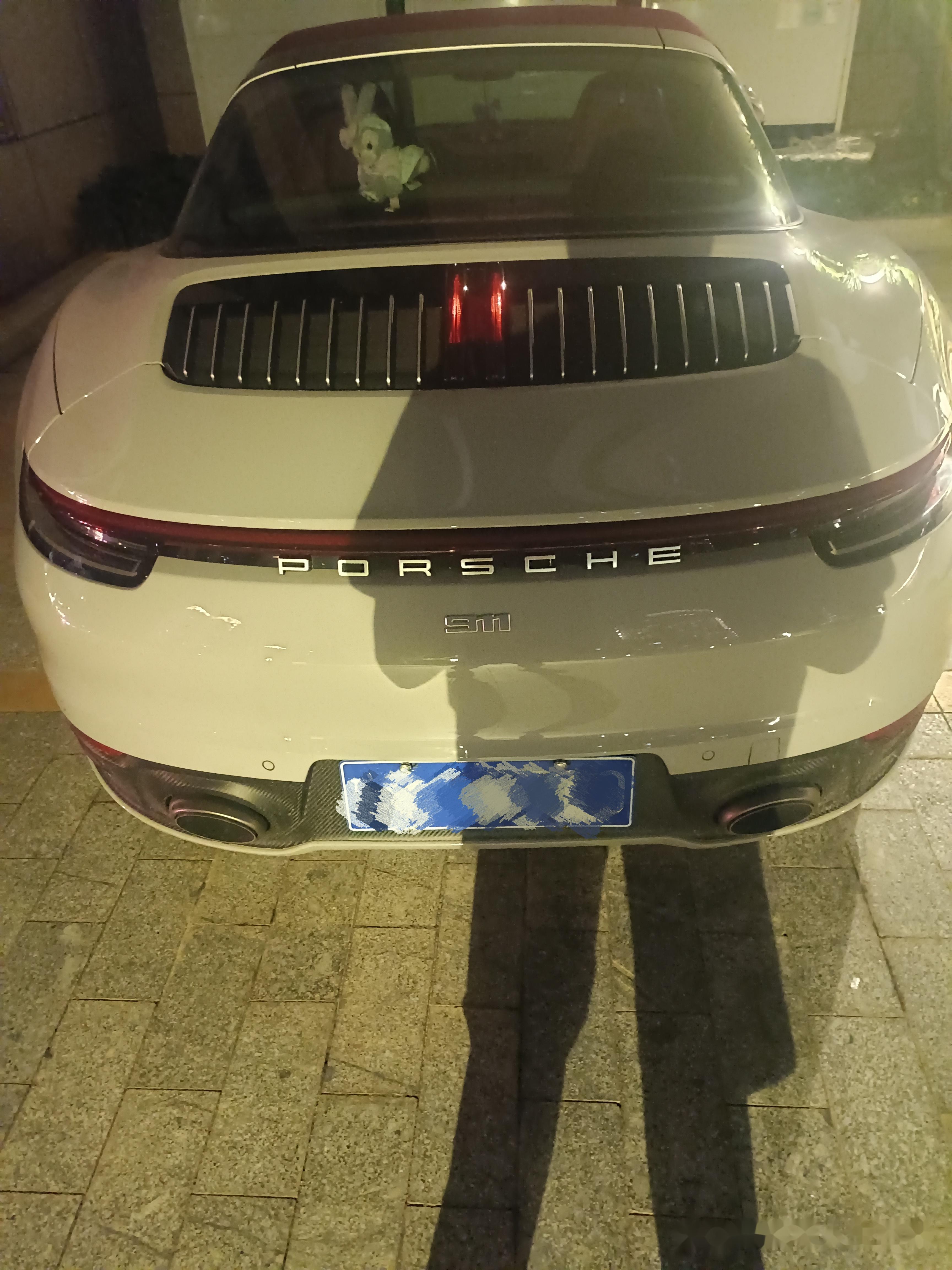 它是跑车里的经典,某品牌的金字招牌 这辆保时捷911软顶蓬跑车在夜里